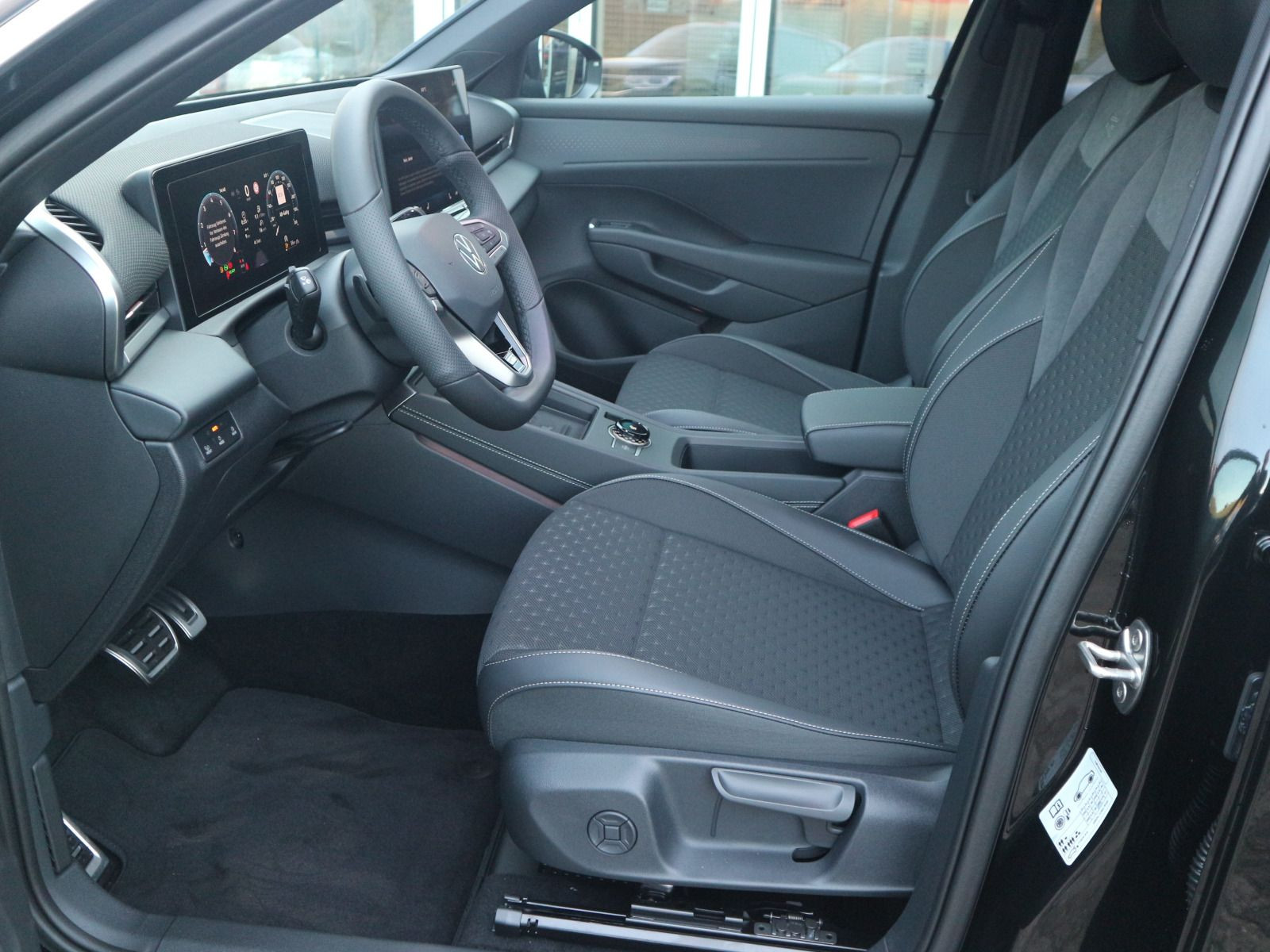 Fahrzeugabbildung Volkswagen T-Roc R-Line 1.5 eTSI OPF (150 PS) DSG *AHK*WINTERRÄDER*NAVI*NEUES MODELL*