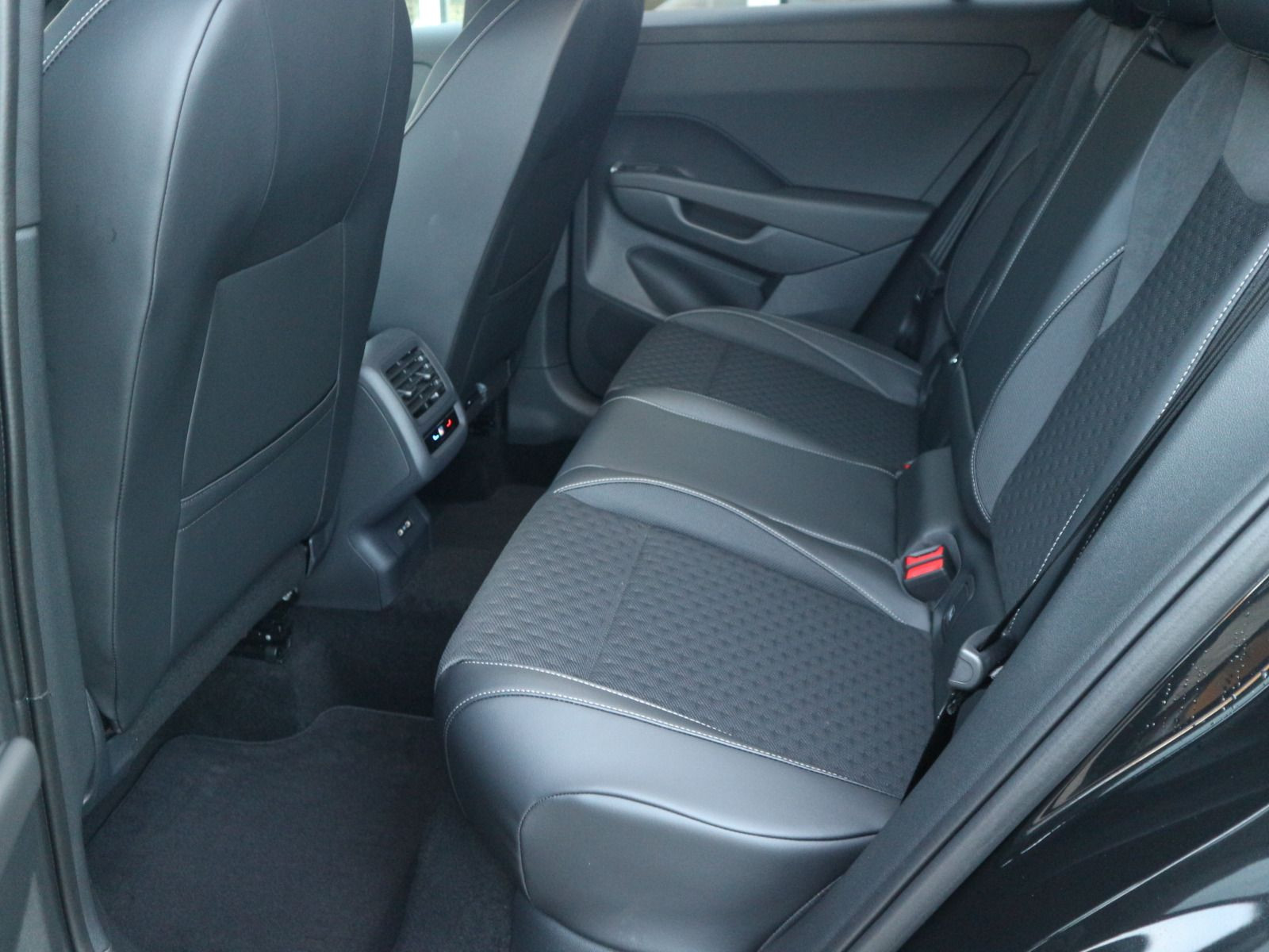 Fahrzeugabbildung Volkswagen T-Roc R-Line 1.5 eTSI OPF (150 PS) DSG *AHK*WINTERRÄDER*NAVI*NEUES MODELL*