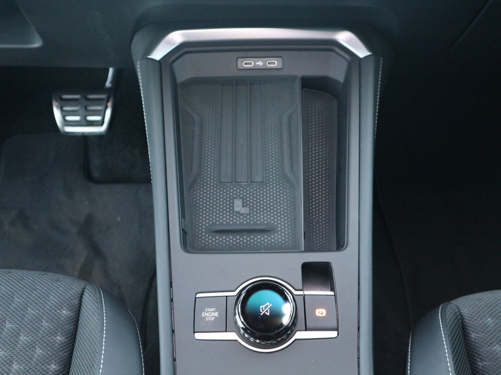 Fahrzeugabbildung Volkswagen T-Roc R-Line 1.5 eTSI OPF (150 PS) DSG *AHK*WINTERRÄDER*NAVI*NEUES MODELL*