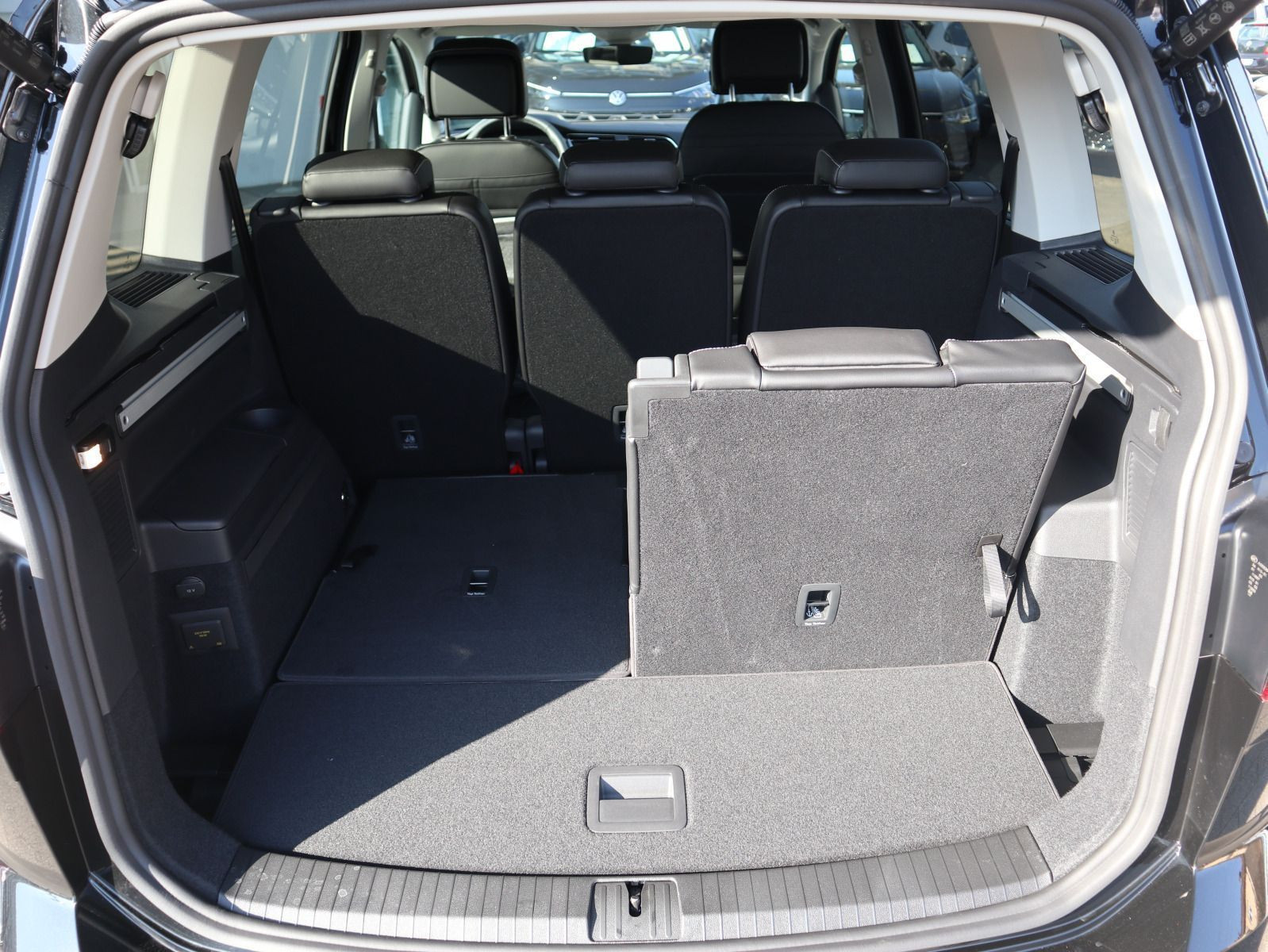 Fahrzeugabbildung Volkswagen Touran ENERGY 1,5 TSI OPF (150 PS) DSG*R-LINE*NAVI*7-SITZER*