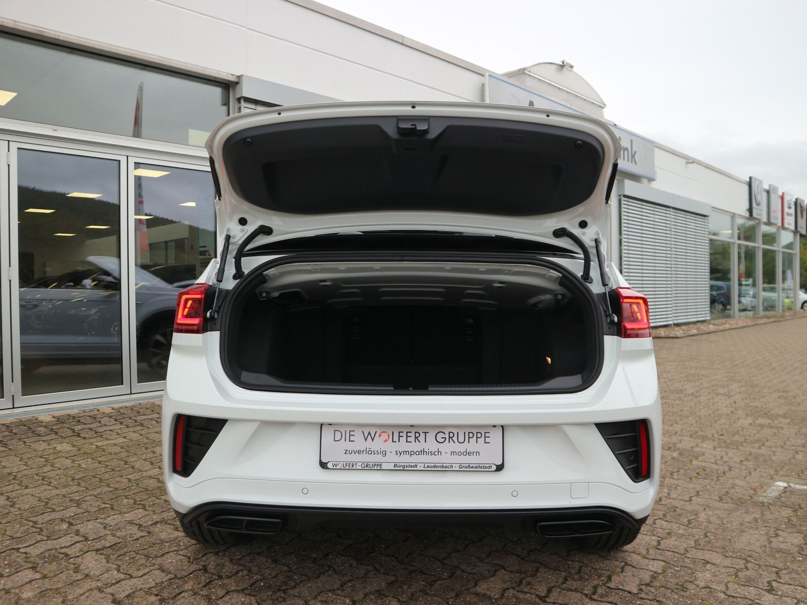 Fahrzeugabbildung Volkswagen T-Roc Cabriolet R-Line 1.5 TSI OPF (150 PS) DSG *AHK*BLACKSTYLE*NAVI*