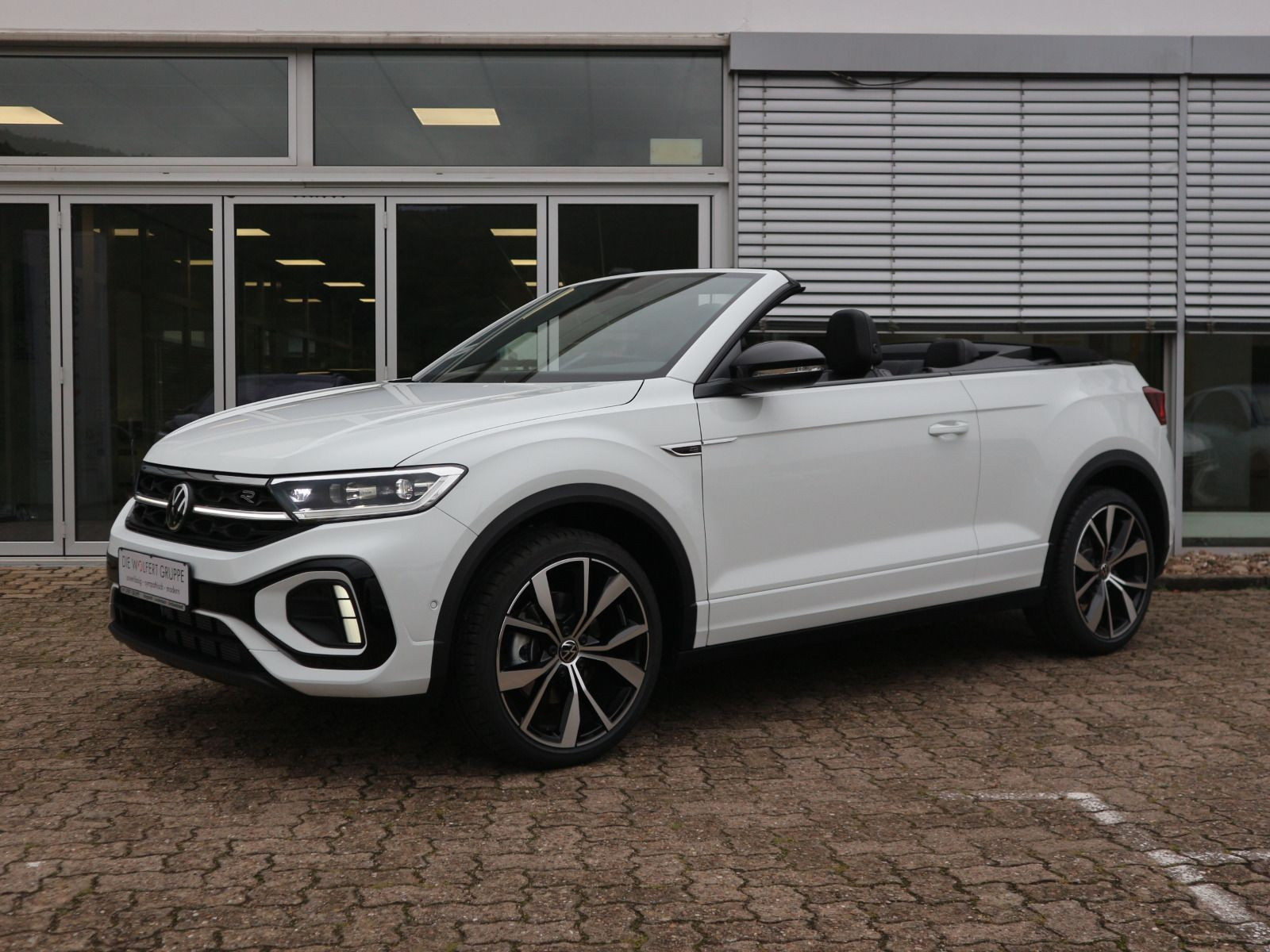 Fahrzeugabbildung Volkswagen T-Roc Cabriolet R-Line 1.5 TSI OPF (150 PS) DSG *AHK*BLACKSTYLE*NAVI*