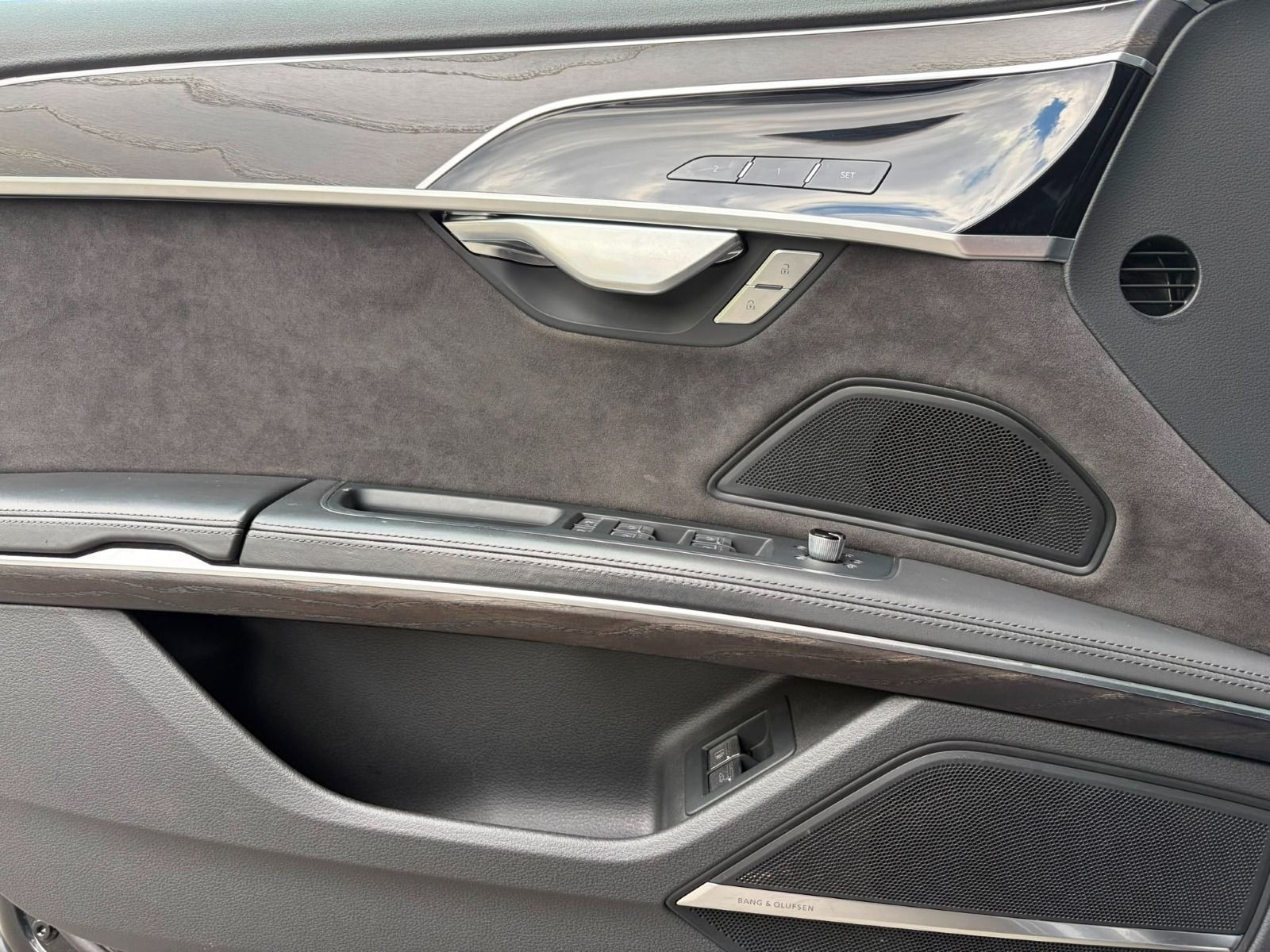 Fahrzeugabbildung Audi A8 60 TFSIe+WINTERRÄDER+HEAD UP+PANORAMADACH+B&O