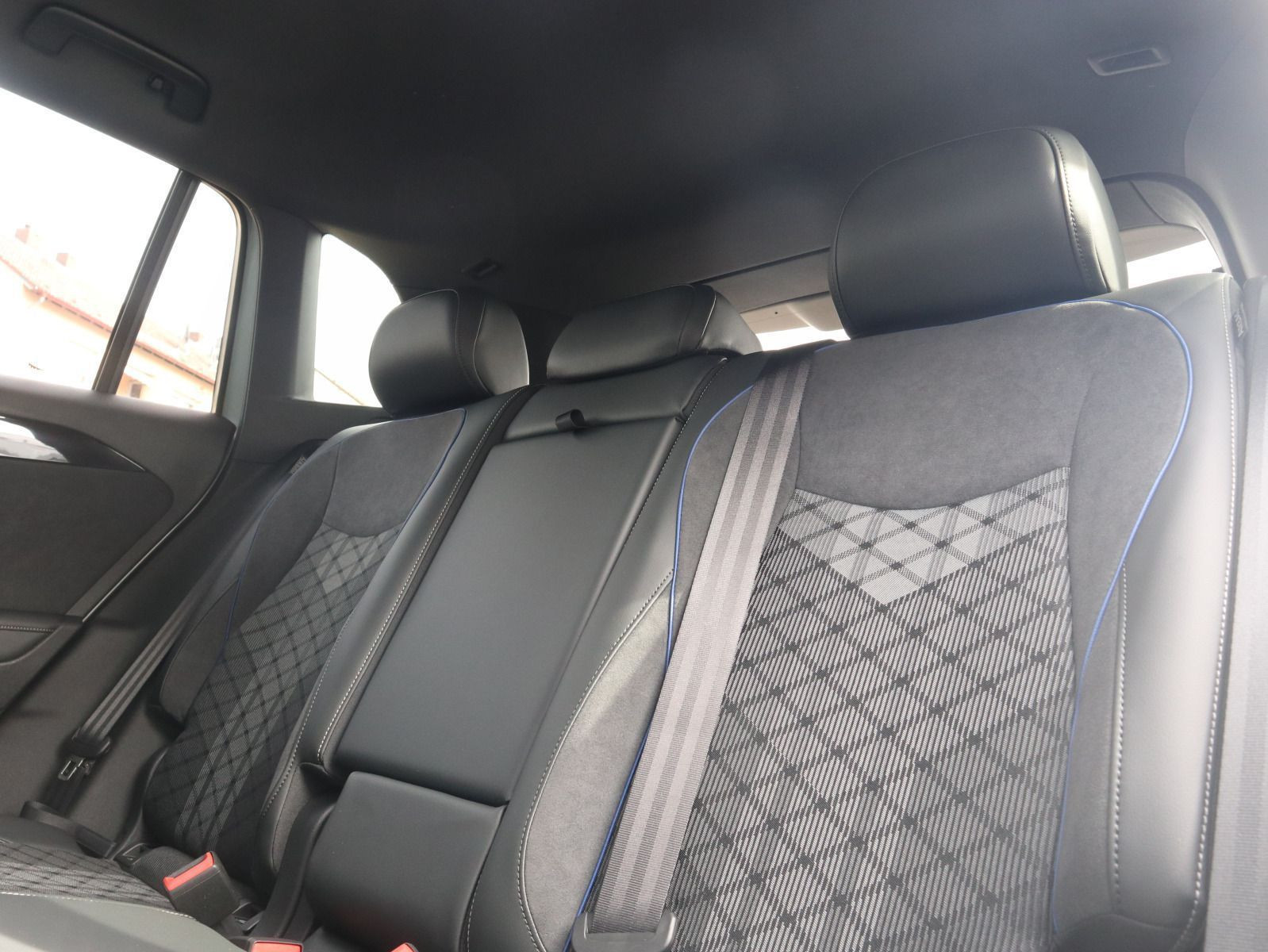 Fahrzeugabbildung Volkswagen Tiguan R-Line 1,5 eHybrid OPF (177 PS) / (115 PS) DSG*AHK*WINTERRÄDER*NAVI*