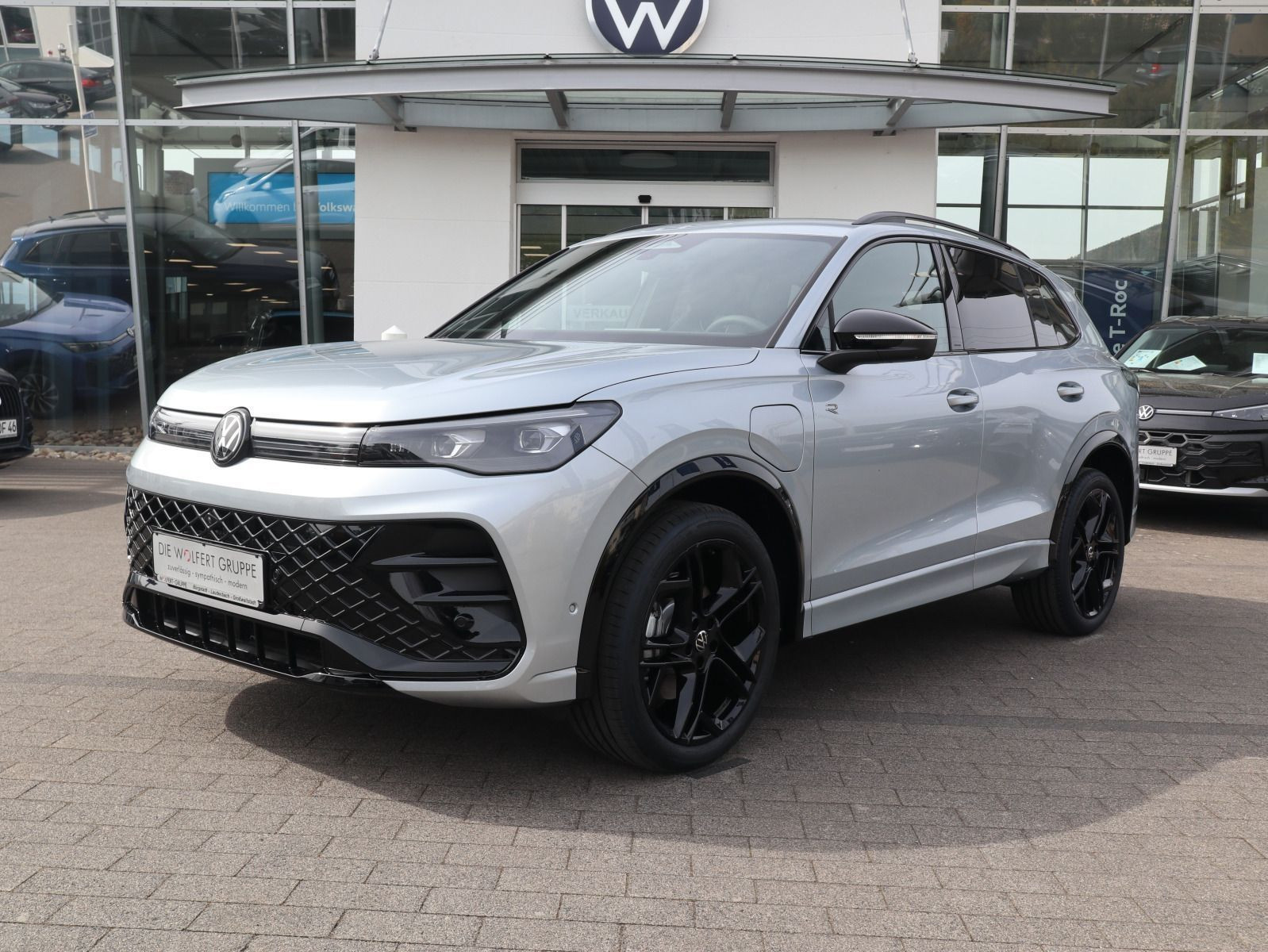 Fahrzeugabbildung Volkswagen Tiguan R-Line 1,5 eHybrid OPF (177 PS) / (115 PS) DSG*AHK*WINTERRÄDER*NAVI*