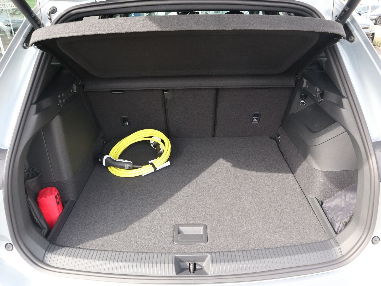 Fahrzeugabbildung Volkswagen Tiguan R-Line 1,5 eHybrid OPF (177 PS) / (115 PS) DSG*AHK*WINTERRÄDER*NAVI*