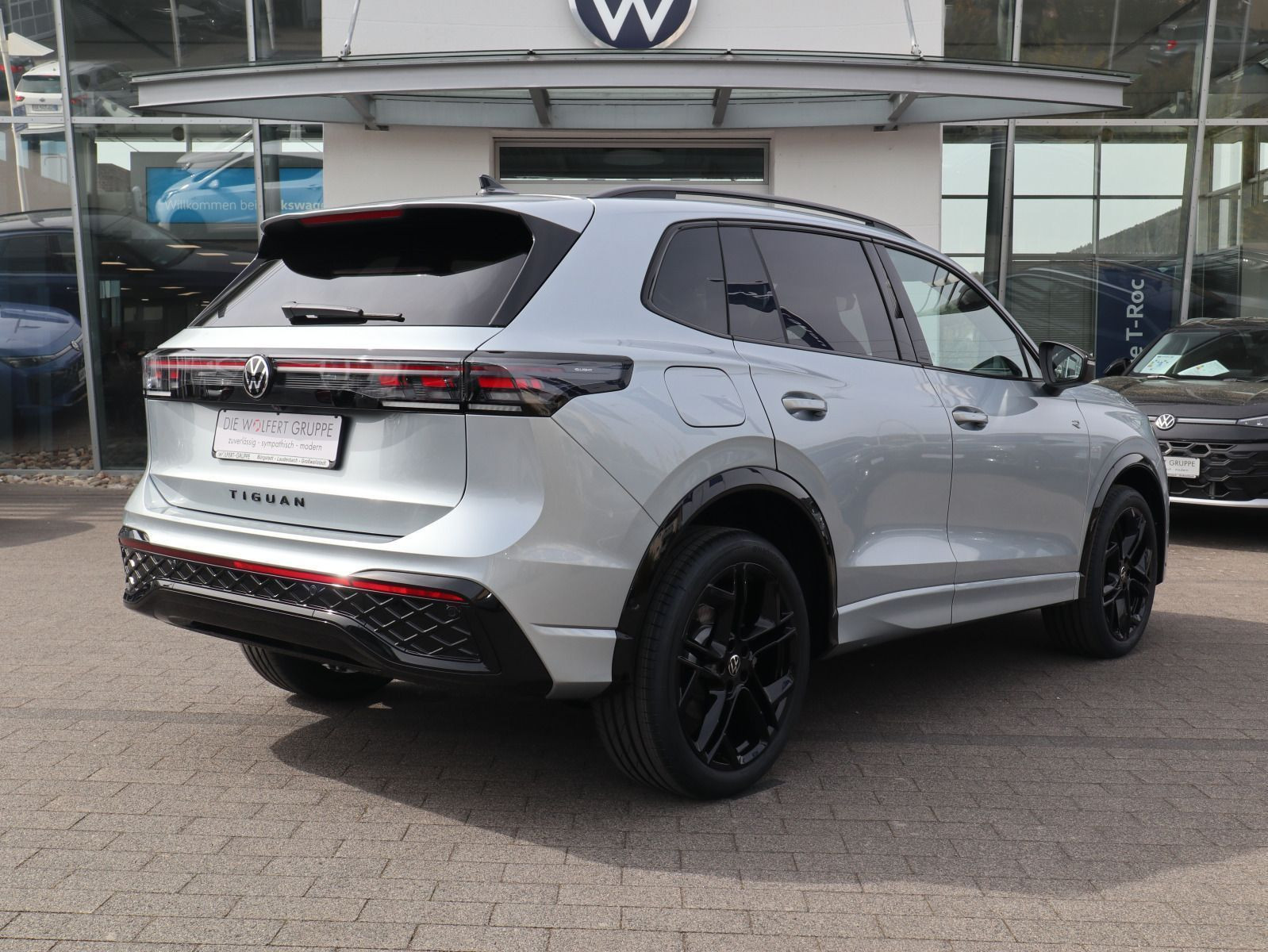 Fahrzeugabbildung Volkswagen Tiguan R-Line 1,5 eHybrid OPF (177 PS) / (115 PS) DSG*AHK*WINTERRÄDER*NAVI*