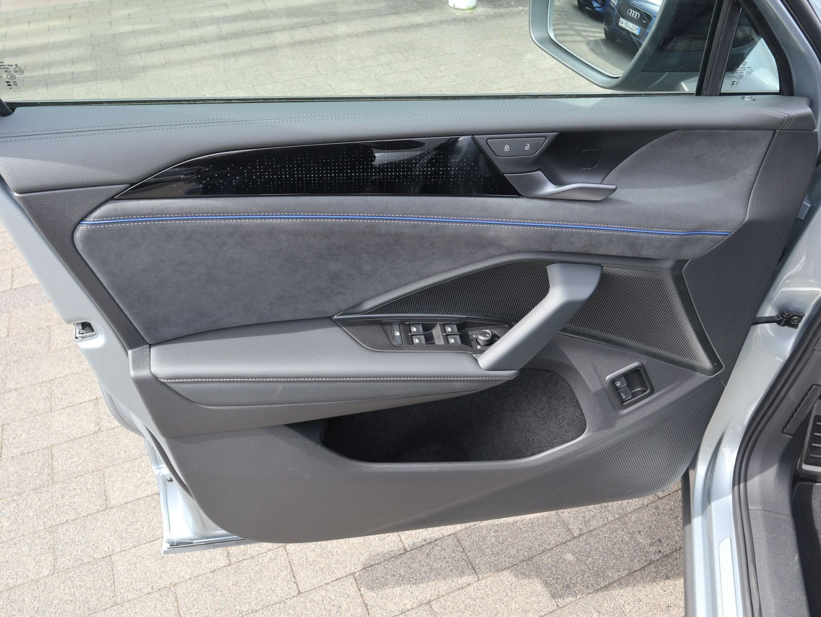 Fahrzeugabbildung Volkswagen Tiguan R-Line 1,5 eHybrid OPF (177 PS) / (115 PS) DSG*AHK*WINTERRÄDER*NAVI*