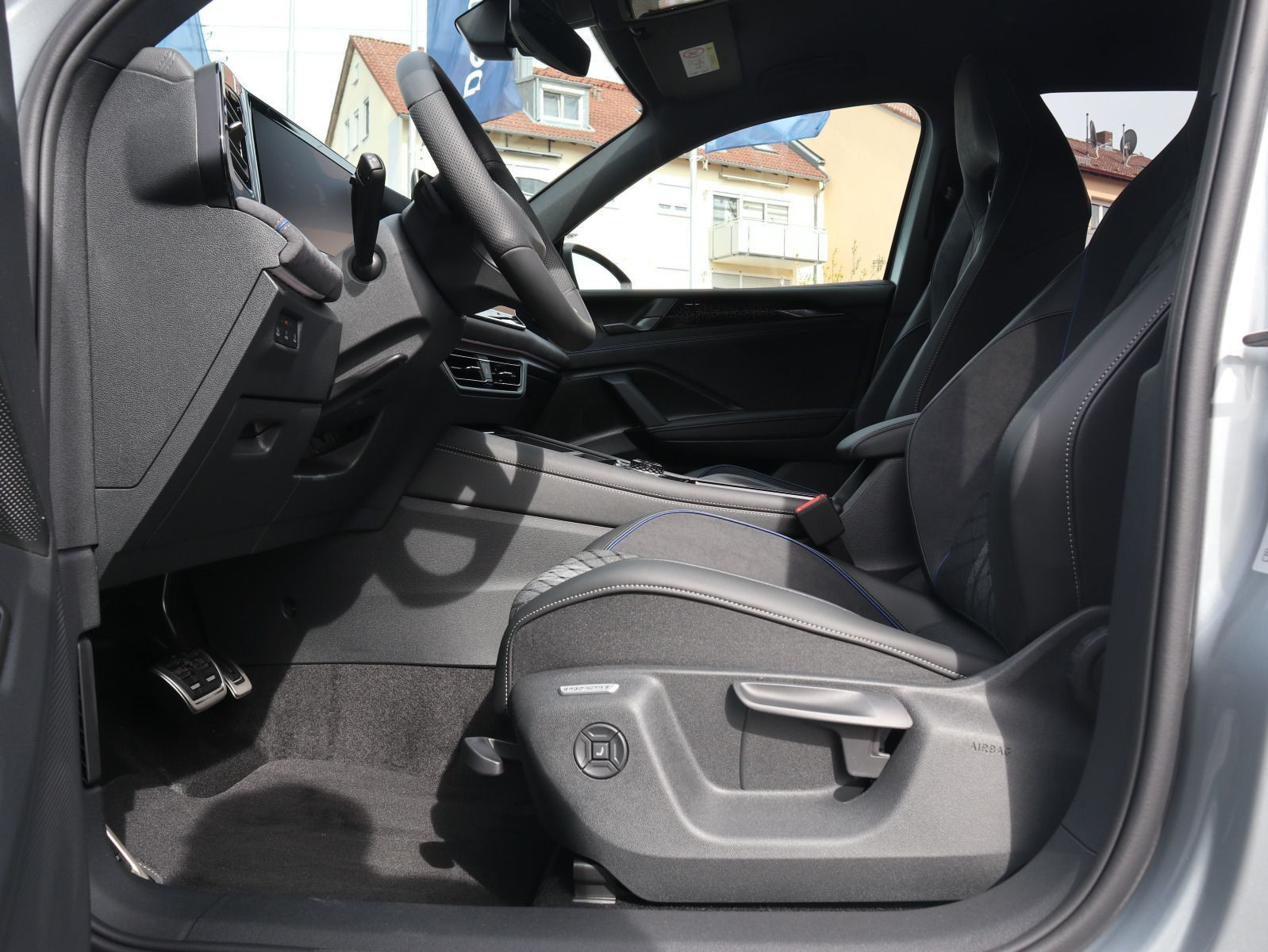 Fahrzeugabbildung Volkswagen Tiguan R-Line 1,5 eHybrid OPF (177 PS) / (115 PS) DSG*AHK*WINTERRÄDER*NAVI*