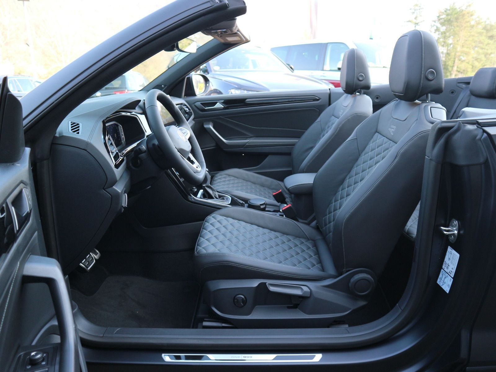 Fahrzeugabbildung Volkswagen T-Roc Cabriolet R-Line Edition Black PLUS 1.5 TSI OPF (150 PS) DSG *LEDER*AHK*NAVI*BEATS*