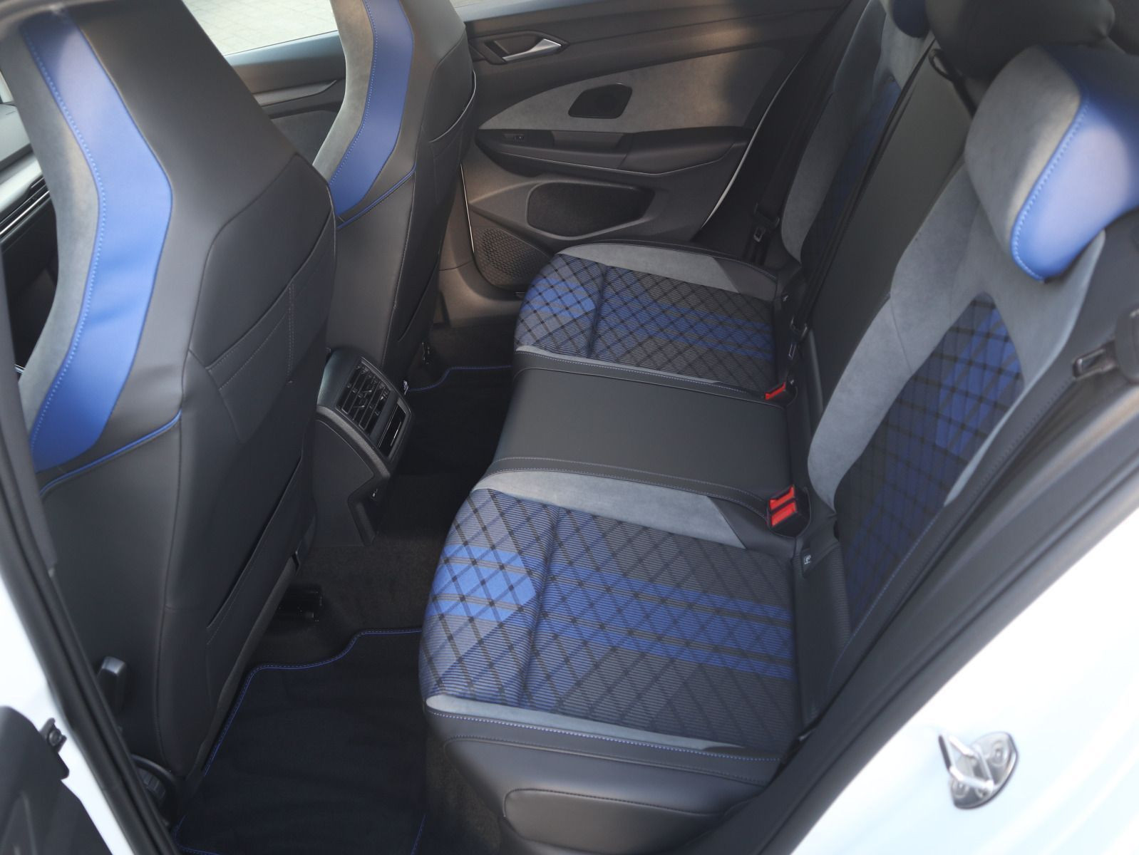 Fahrzeugabbildung Volkswagen Golf R BLACK EDITION 2,0 l TSI OPF 4MOTION (333 PS) DSG *AHK*PANORAMA*HARMAN KARDON*