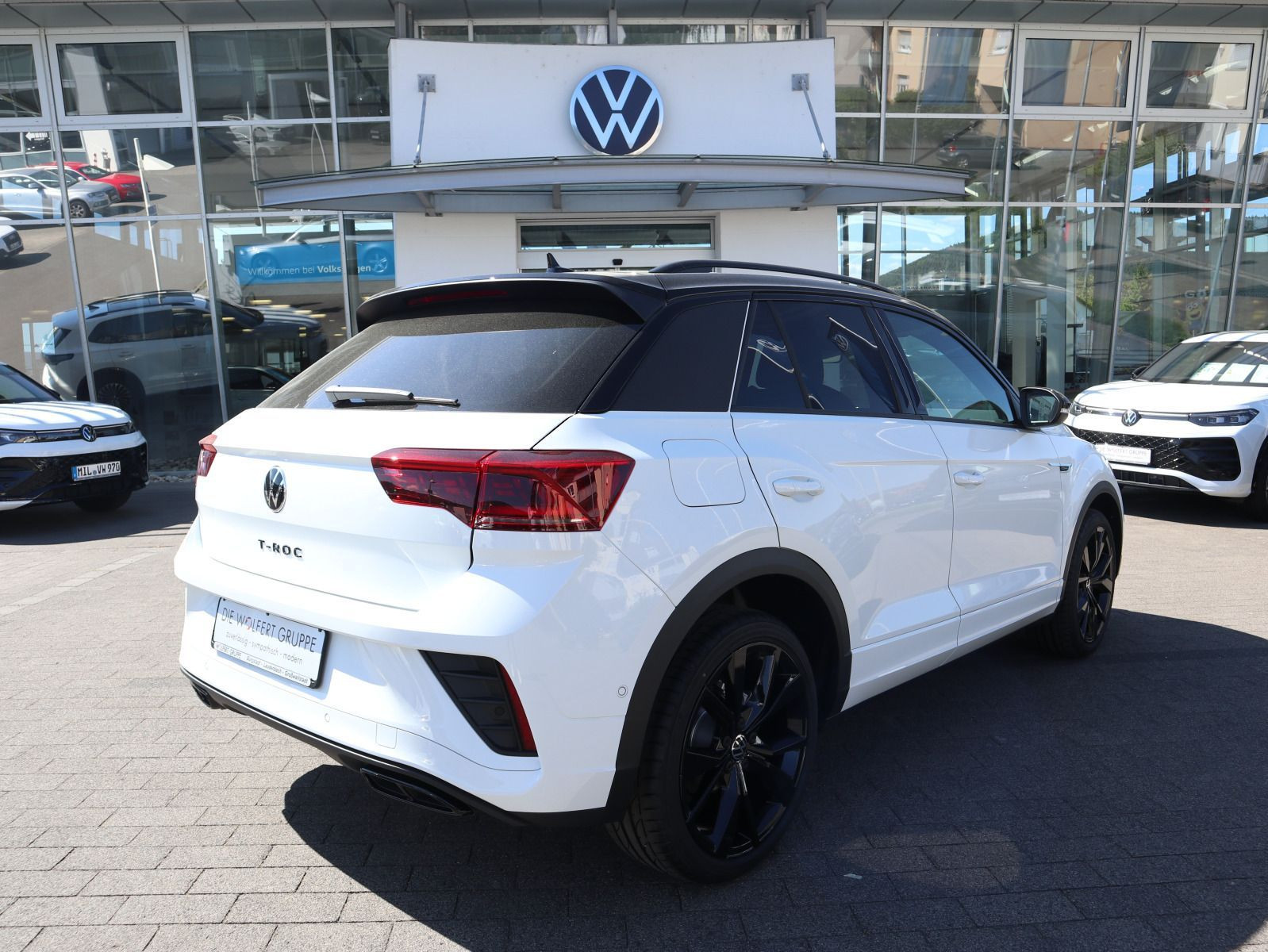 Fahrzeugabbildung Volkswagen T-Roc R-Line 1.5 TSI OPF (150 PS) DSG*AHK*WINTERRÄDER*BLACKSTYLE*19 ZOLL*