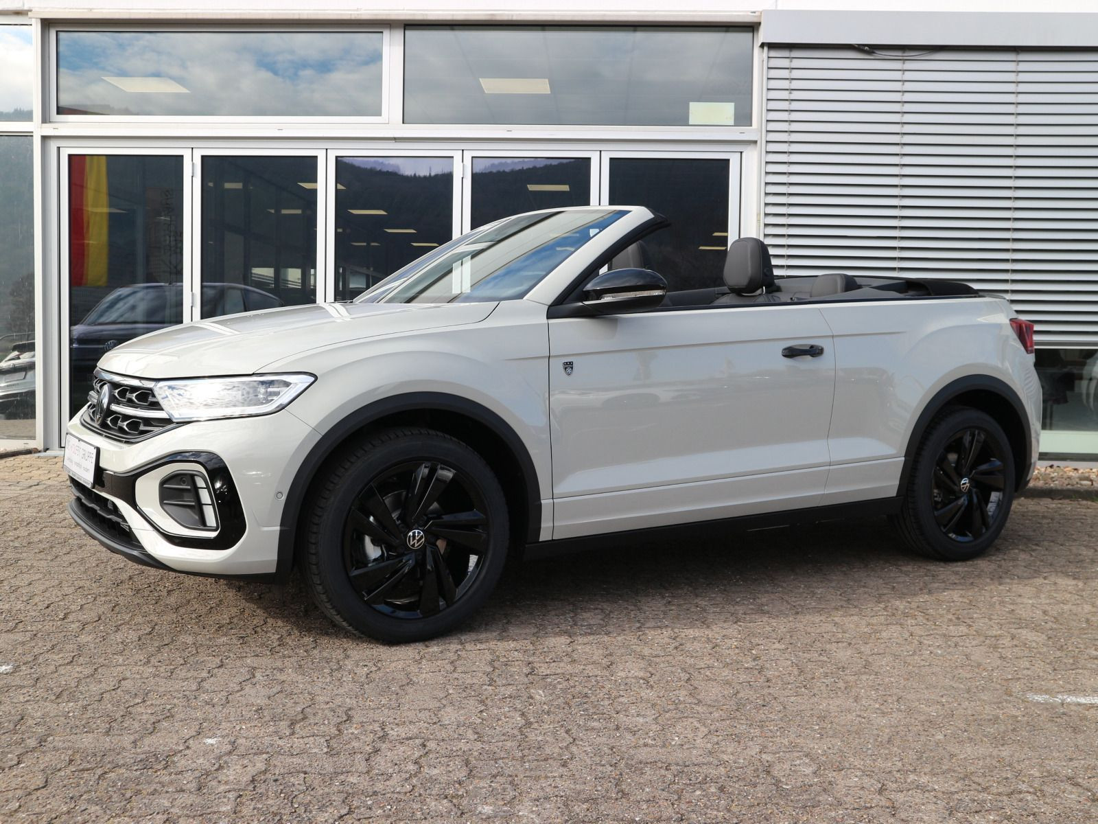 Fahrzeugabbildung Volkswagen T-Roc Cabriolet R-Line Edition Karmann 1.5 l TSI OPF (150 PS) DSG*AHK*WINTERRÄDER*LIMITIERT*