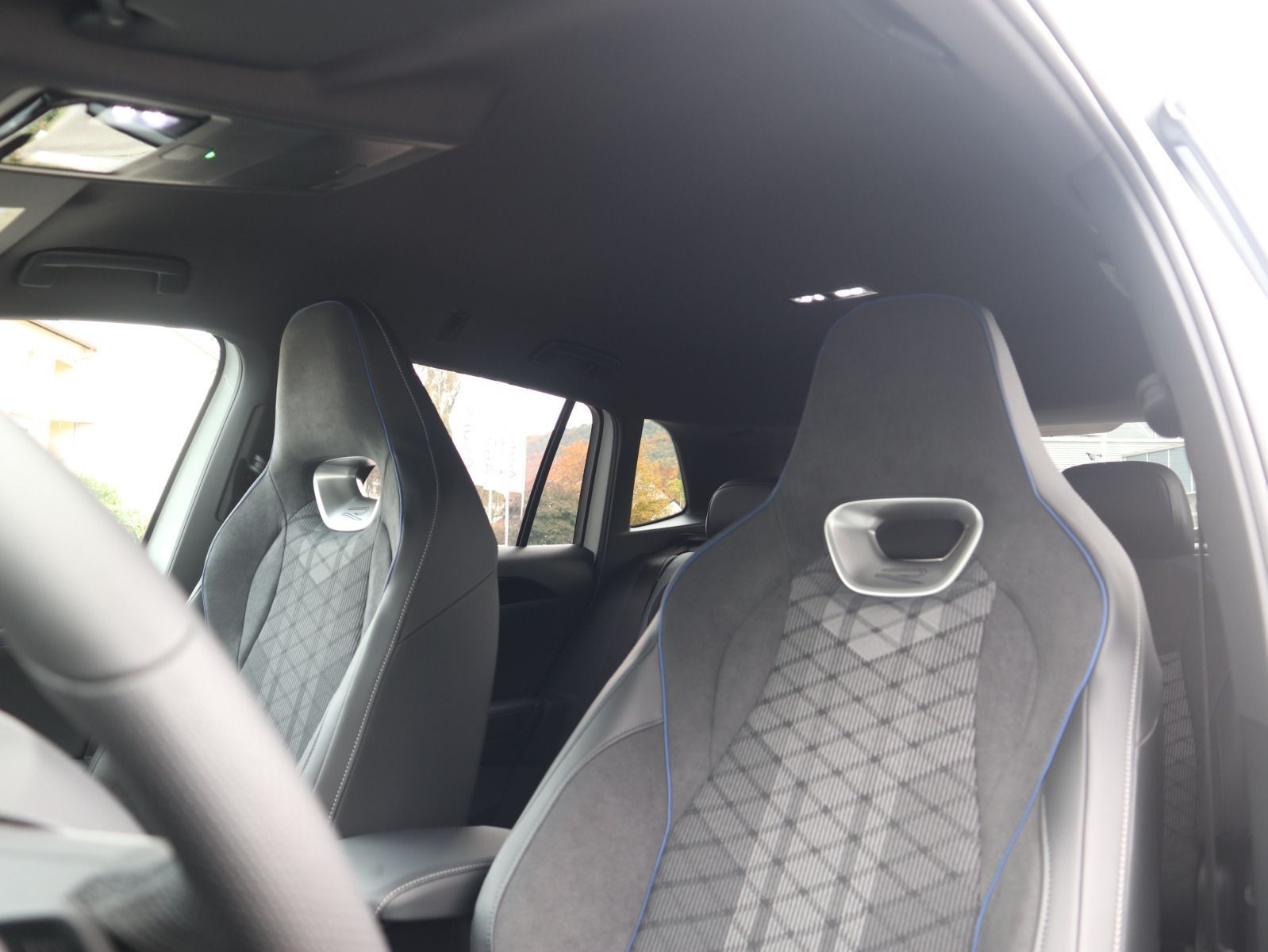 Fahrzeugabbildung Volkswagen Tiguan R-Line 1,5 eHybrid OPF (150 PS) / (115 PS) DSG*AHK*WINTERRÄDER*