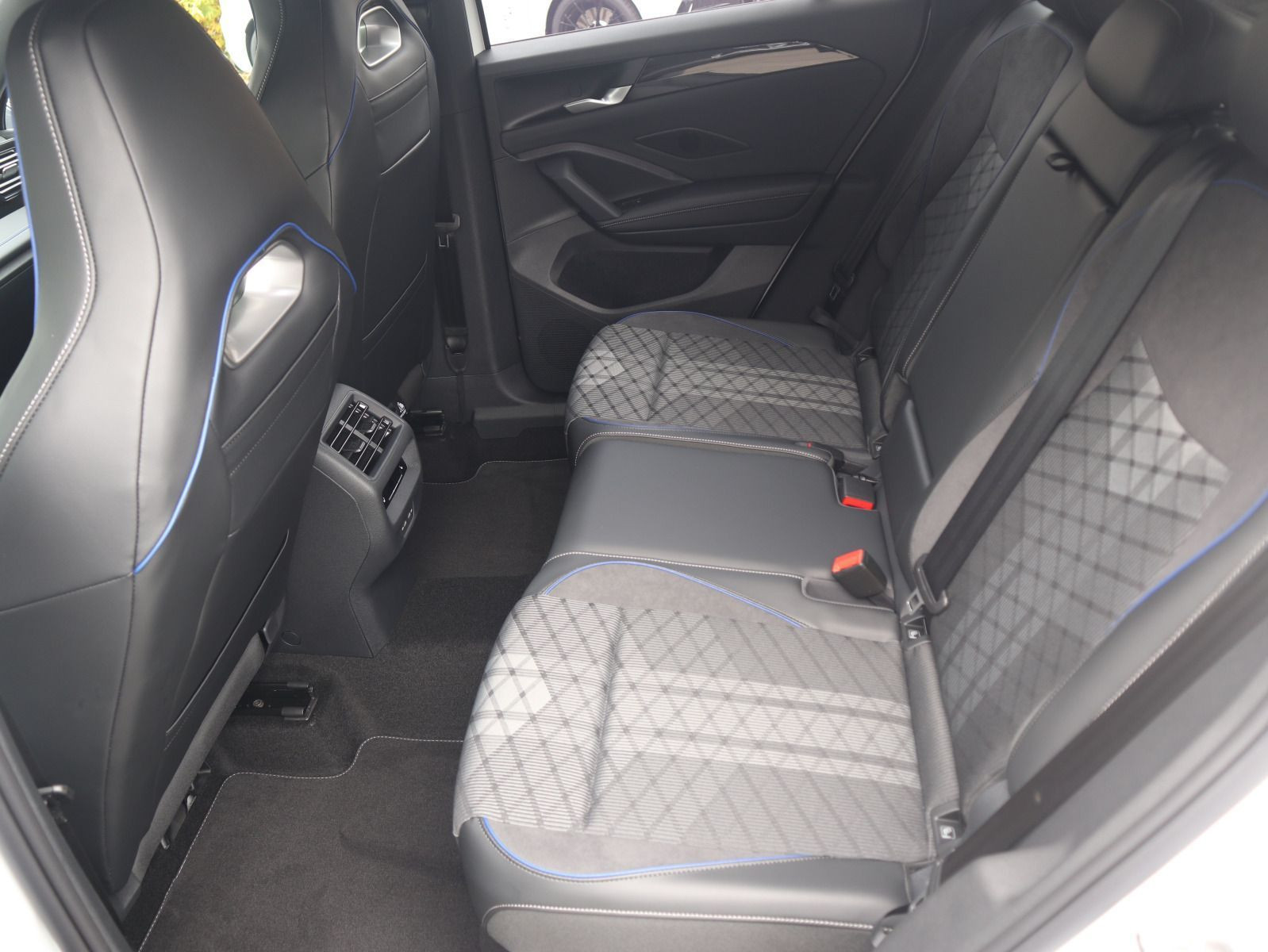 Fahrzeugabbildung Volkswagen Tiguan R-Line 1,5 eHybrid OPF (150 PS) / (115 PS) DSG*AHK*WINTERRÄDER*