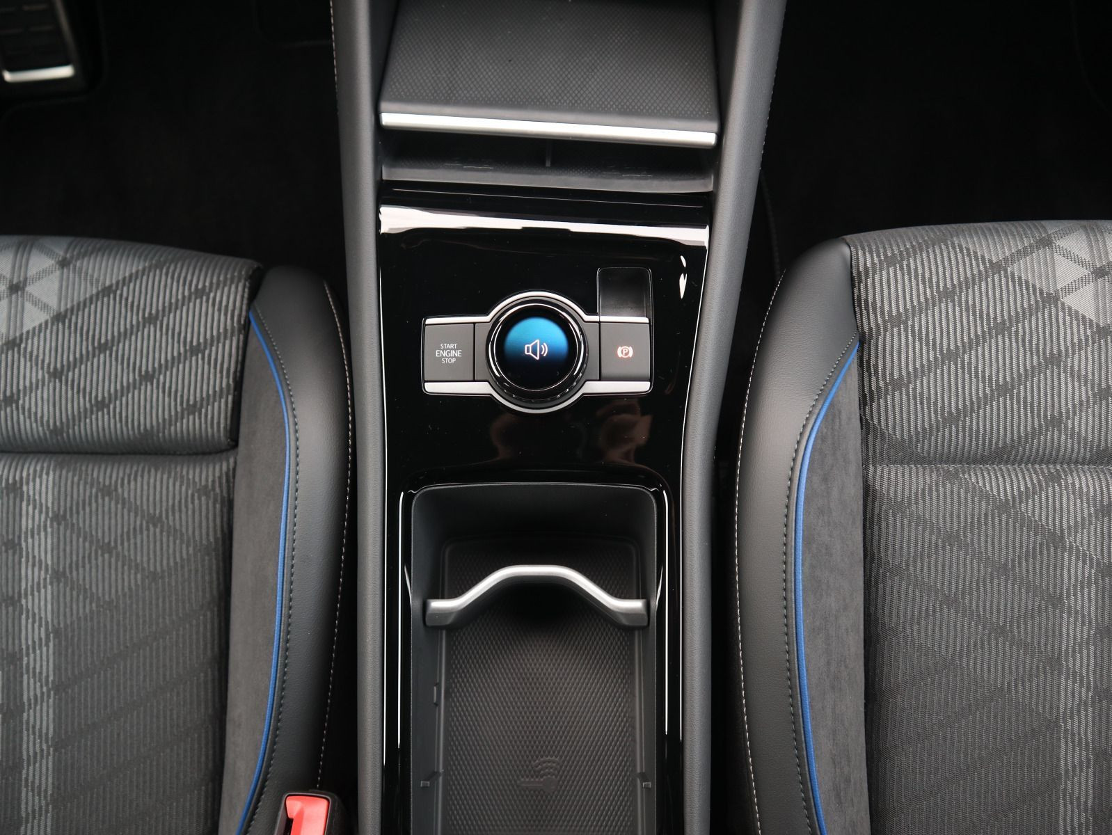 Fahrzeugabbildung Volkswagen Tiguan R-Line 1,5 eHybrid OPF (150 PS) / (115 PS) DSG*AHK*WINTERRÄDER*