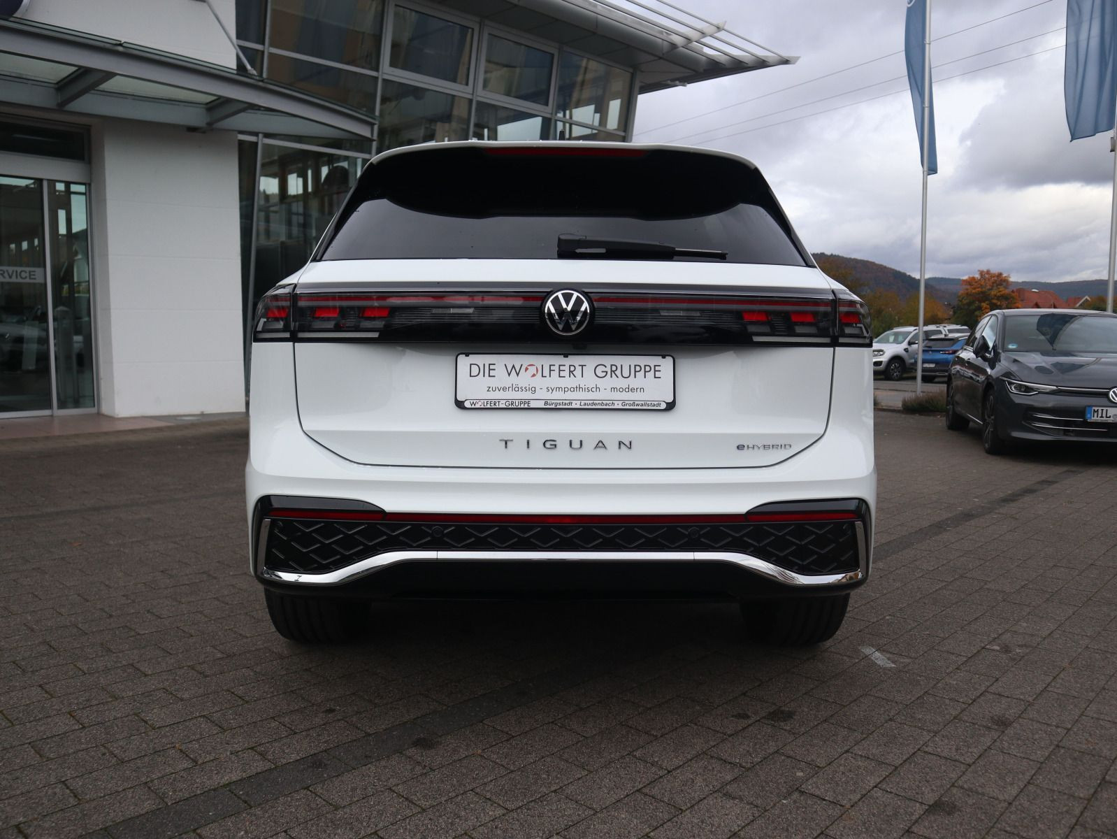 Fahrzeugabbildung Volkswagen Tiguan R-Line 1,5 eHybrid OPF (150 PS) / (115 PS) DSG*AHK*WINTERRÄDER*
