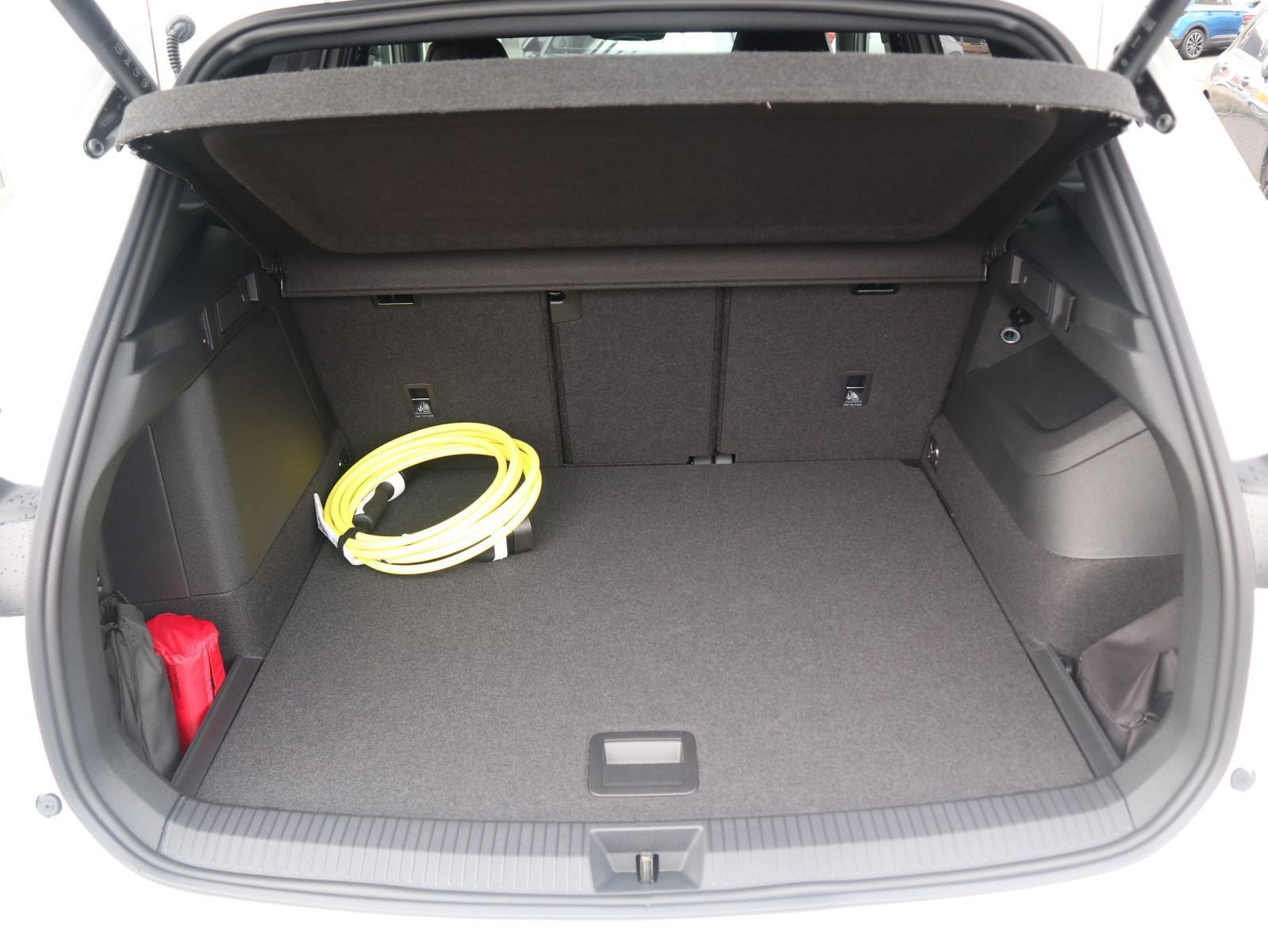 Fahrzeugabbildung Volkswagen Tiguan R-Line 1,5 eHybrid OPF (150 PS) / (115 PS) DSG*AHK*WINTERRÄDER*