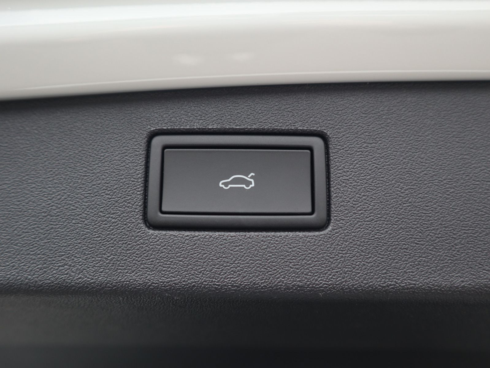 Fahrzeugabbildung Volkswagen Tiguan R-Line 1,5 eHybrid OPF (150 PS) / (115 PS) DSG*AHK*WINTERRÄDER*