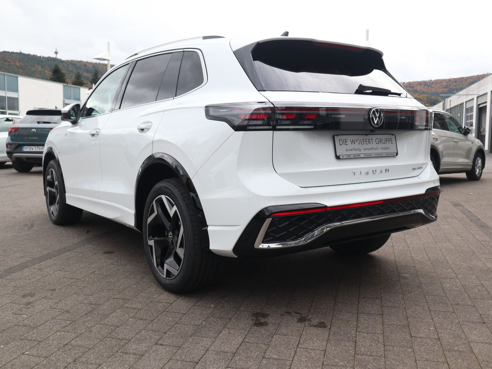 Fahrzeugabbildung Volkswagen Tiguan R-Line 1,5 eHybrid OPF (150 PS) / (115 PS) DSG*AHK*WINTERRÄDER*