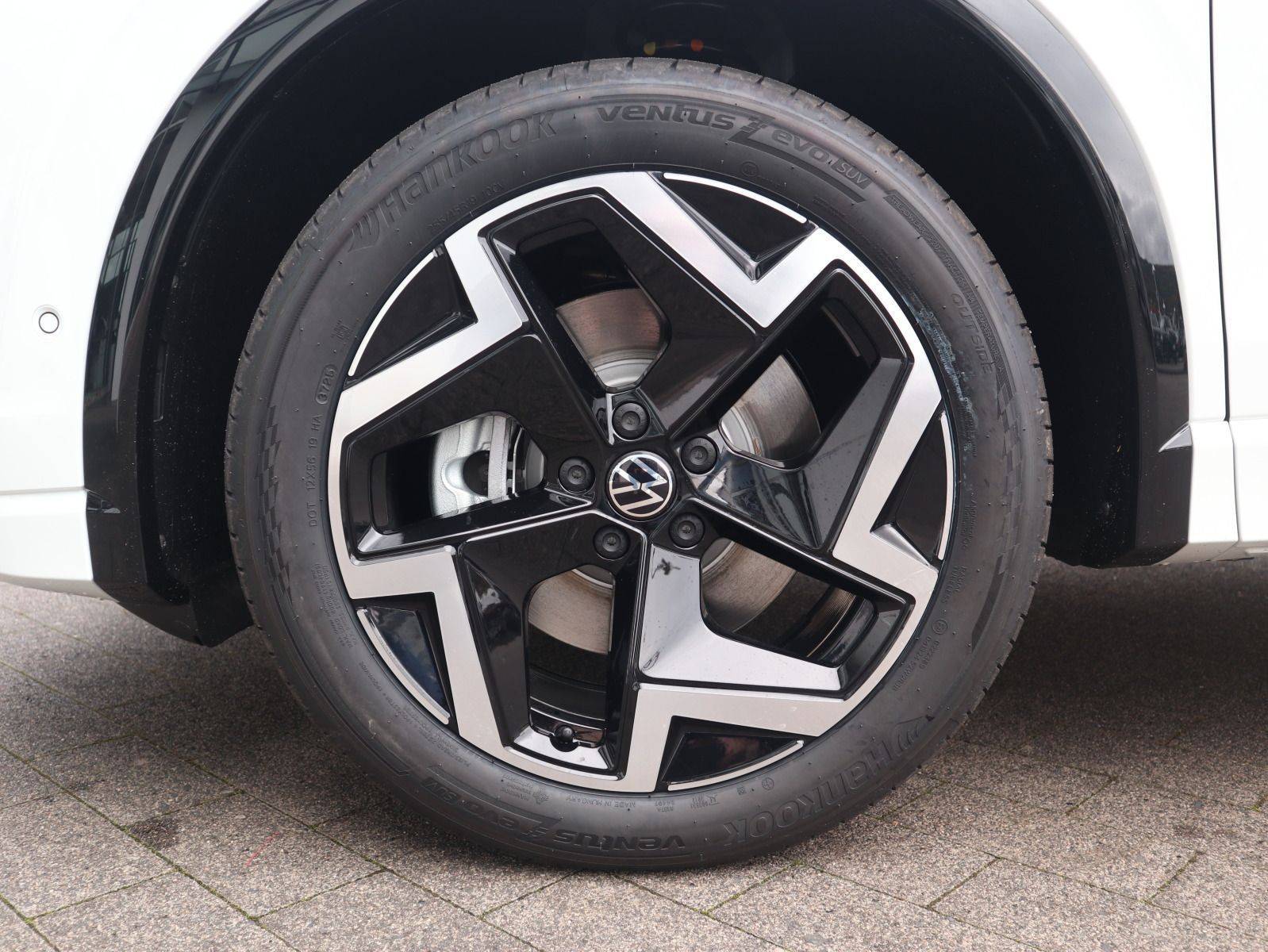 Fahrzeugabbildung Volkswagen Tiguan R-Line 1,5 eHybrid OPF (150 PS) / (115 PS) DSG*AHK*WINTERRÄDER*