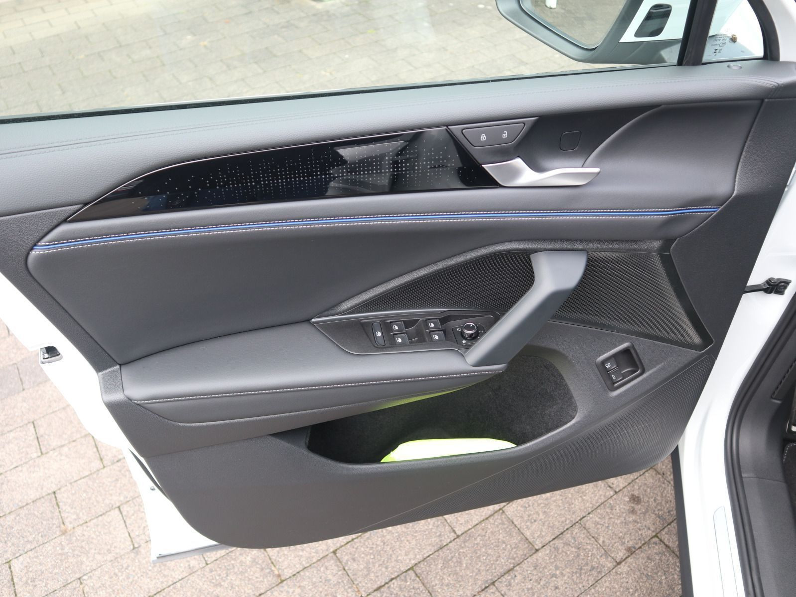 Fahrzeugabbildung Volkswagen Tiguan R-Line 1,5 eHybrid OPF (150 PS) / (115 PS) DSG*AHK*WINTERRÄDER*