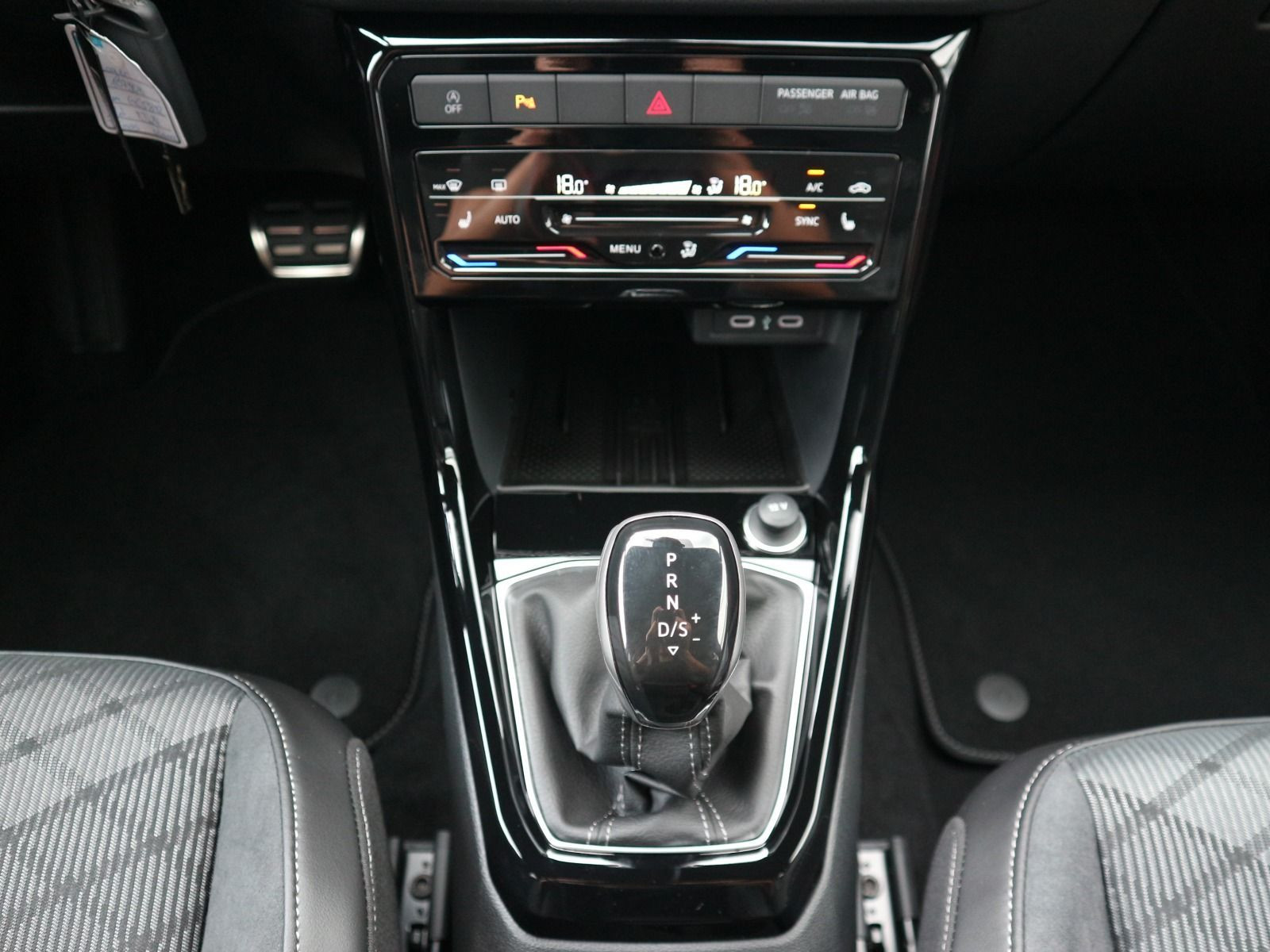 Fahrzeugabbildung Volkswagen T-Cross R-Line 1.0 TSI OPF (116 PS) DSG *AHK*RFK*BLACKSTYLE*NAVI*