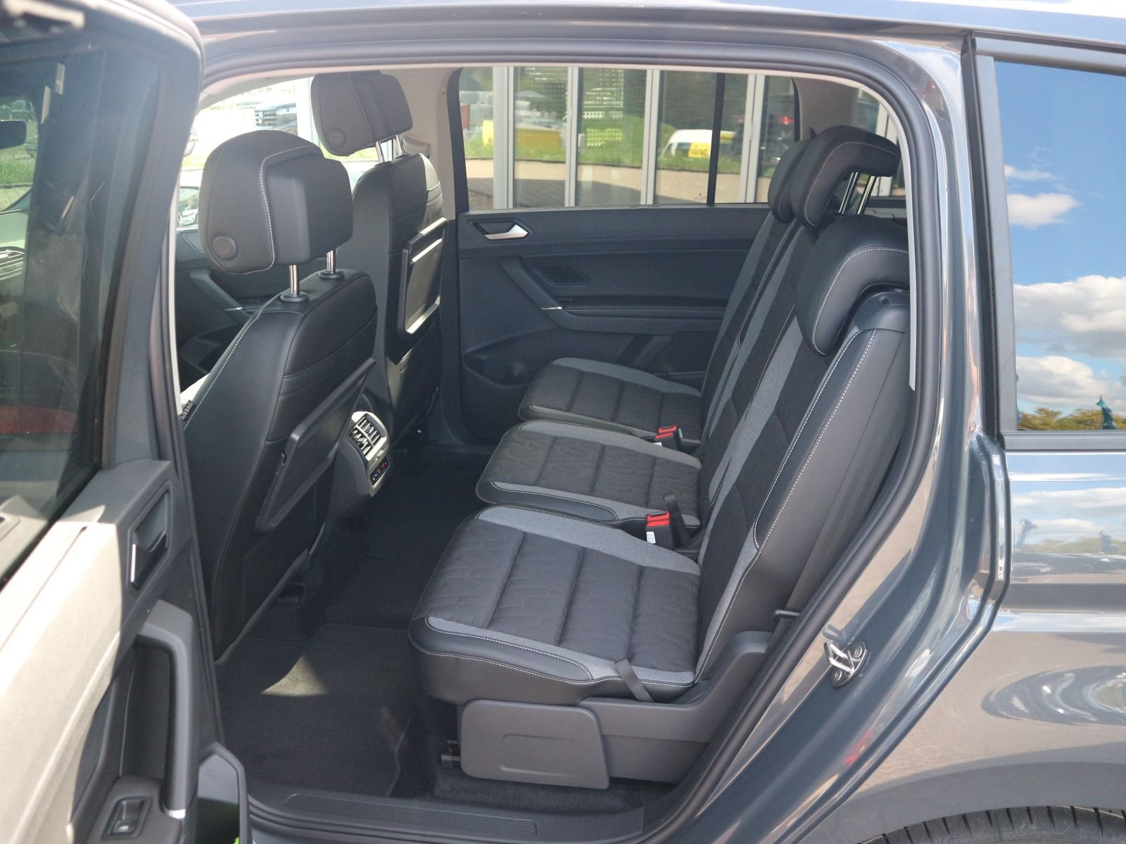 Fahrzeugabbildung Volkswagen Touran ENERGY 1.5 l TSI DSG 7-SITZE RFK KEYLESS