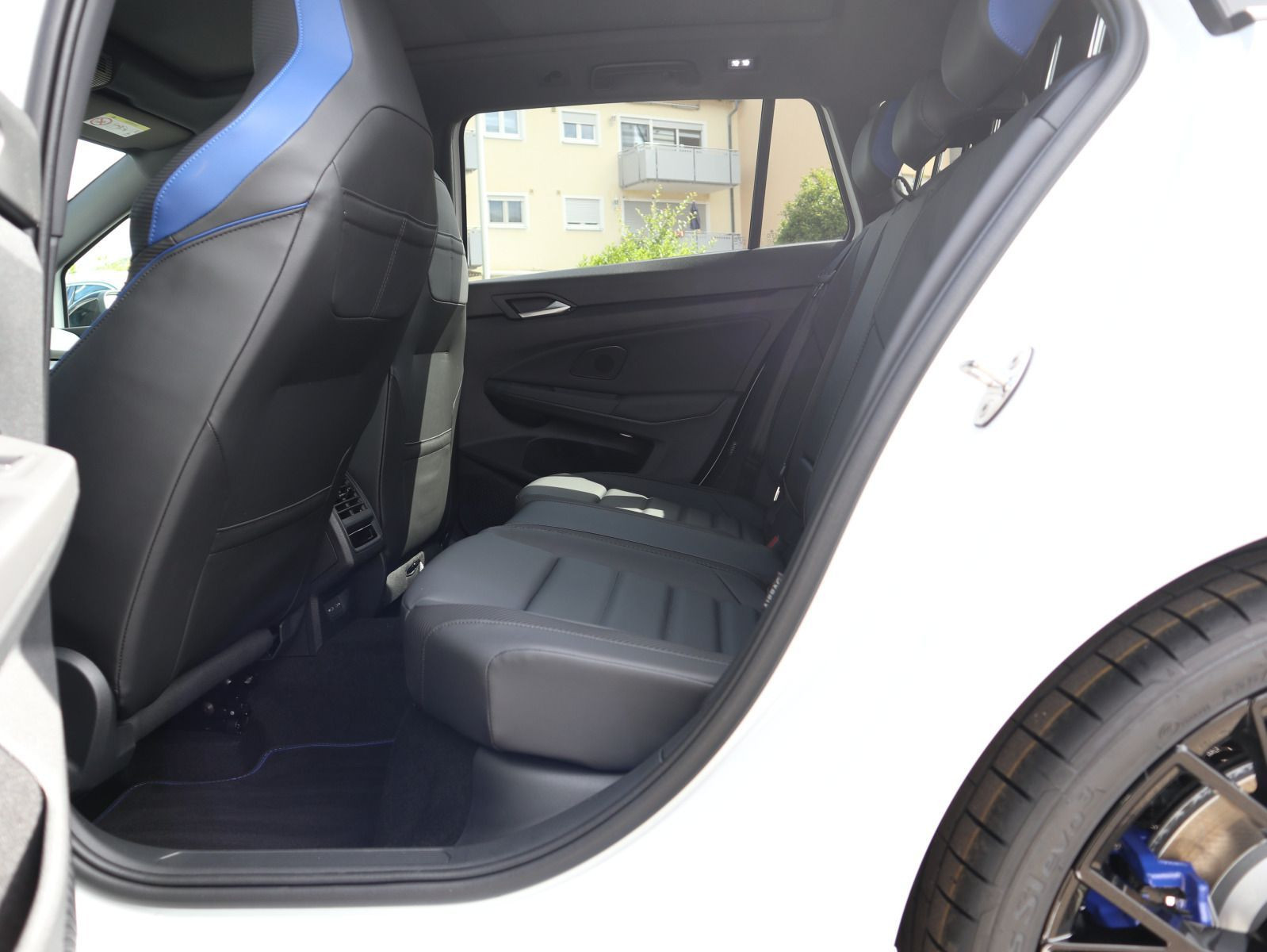 Fahrzeugabbildung Volkswagen Golf Variant R 2,0 TSI OPF 4MOTION 245 kW (333 PS) DSG*R PERFROMANCE*AHK*HARMAN KARDON*PANORAMA*LEDER*WINTERRÄDER