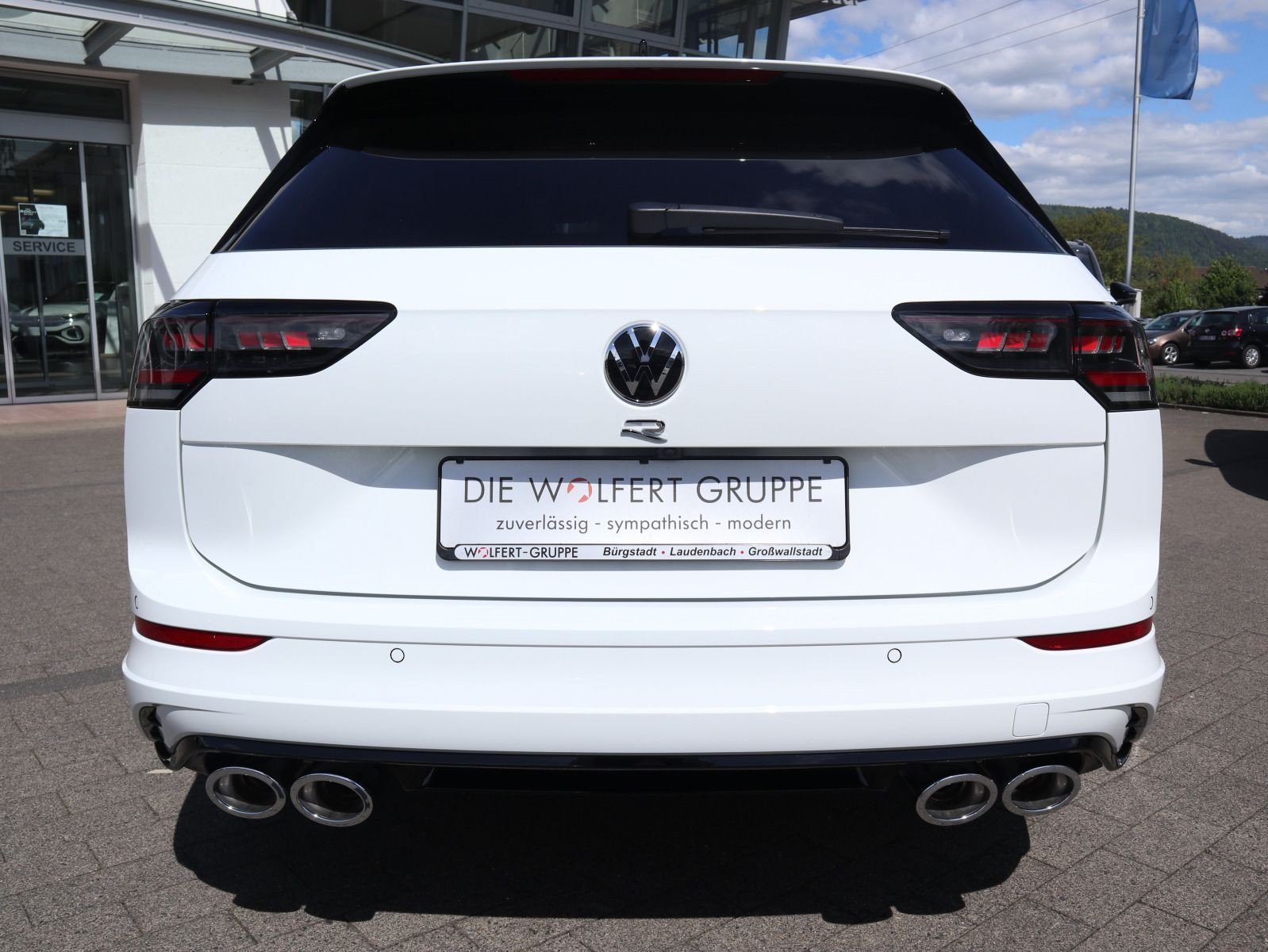 Fahrzeugabbildung Volkswagen Golf Variant R 2,0 TSI OPF 4MOTION 245 kW (333 PS) DSG*R PERFROMANCE*AHK*HARMAN KARDON*PANORAMA*LEDER*WINTERRÄDER