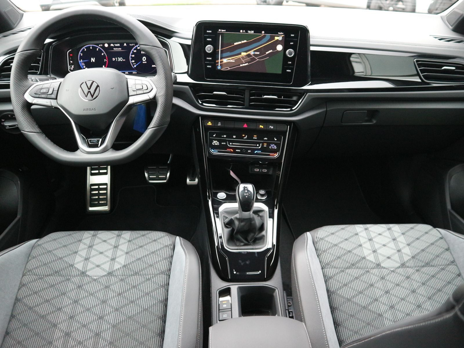 Fahrzeugabbildung Volkswagen T-Roc R-Line 1.5 TSI OPF (150 PS) DSG *AHK*BLACKSTYLE*WINTERRÄDER*