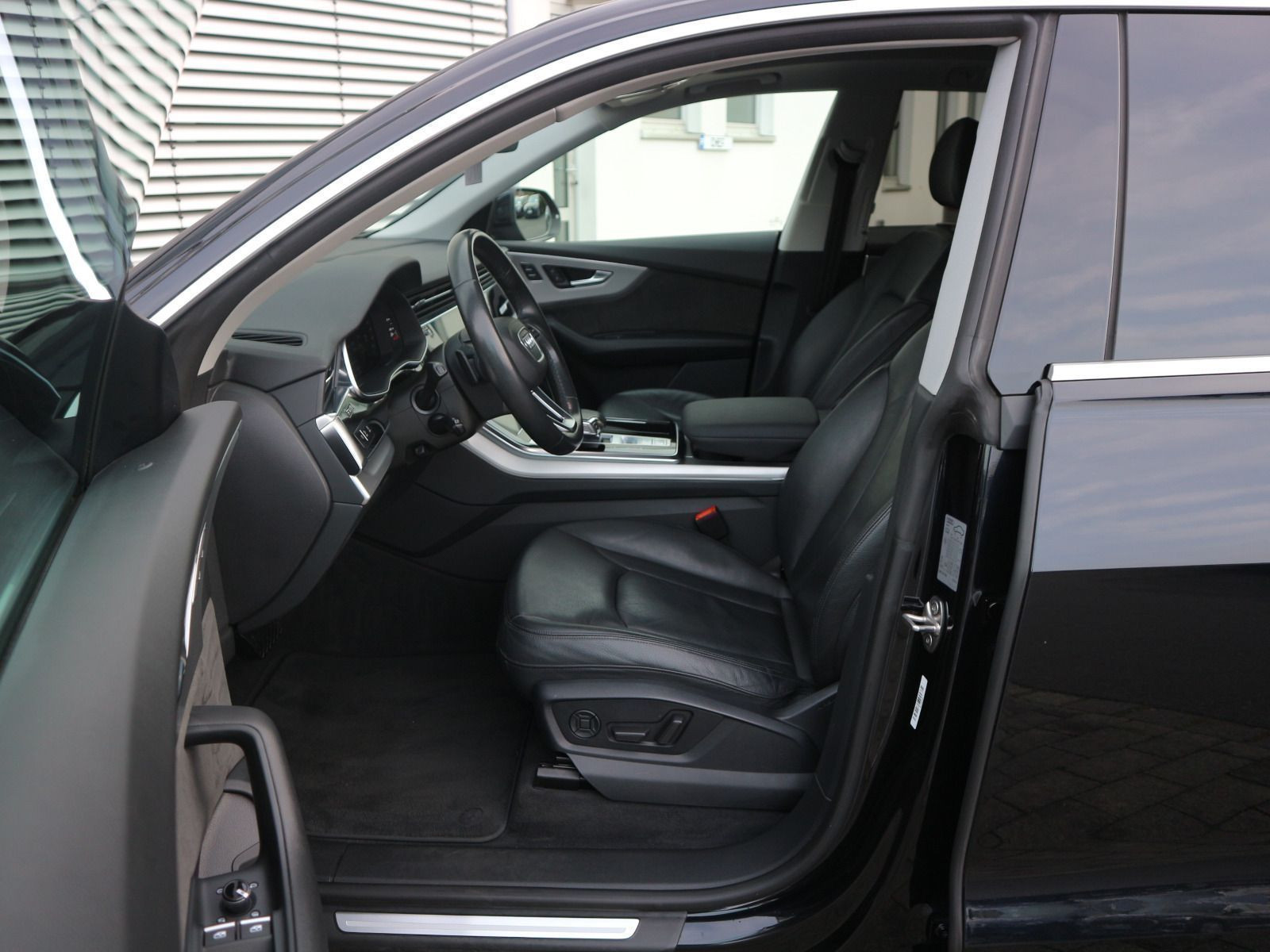 Fahrzeugabbildung Audi Q8 50 TDI quattro tiptronic AHK*PANO*CARPLAY*ACC