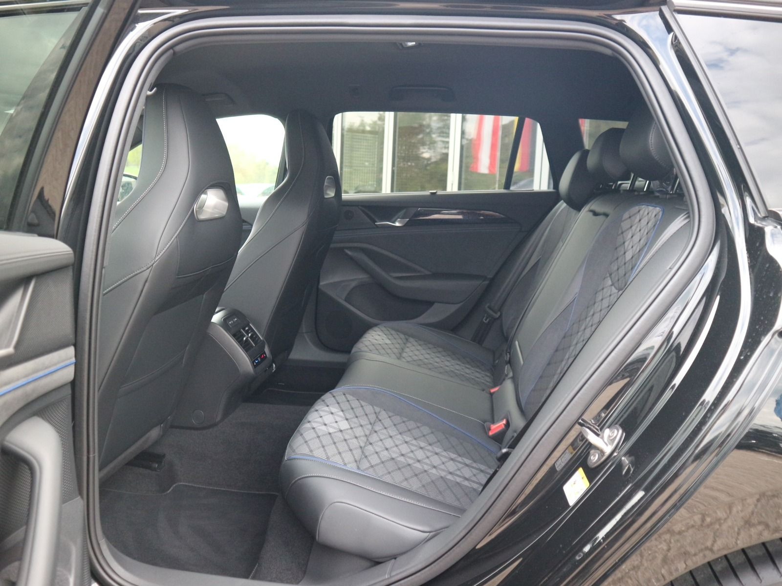 Fahrzeugabbildung Volkswagen Passat R-Line 2.0 TDI DSG AHK BLACKSTYLE NAVI PRO MAX