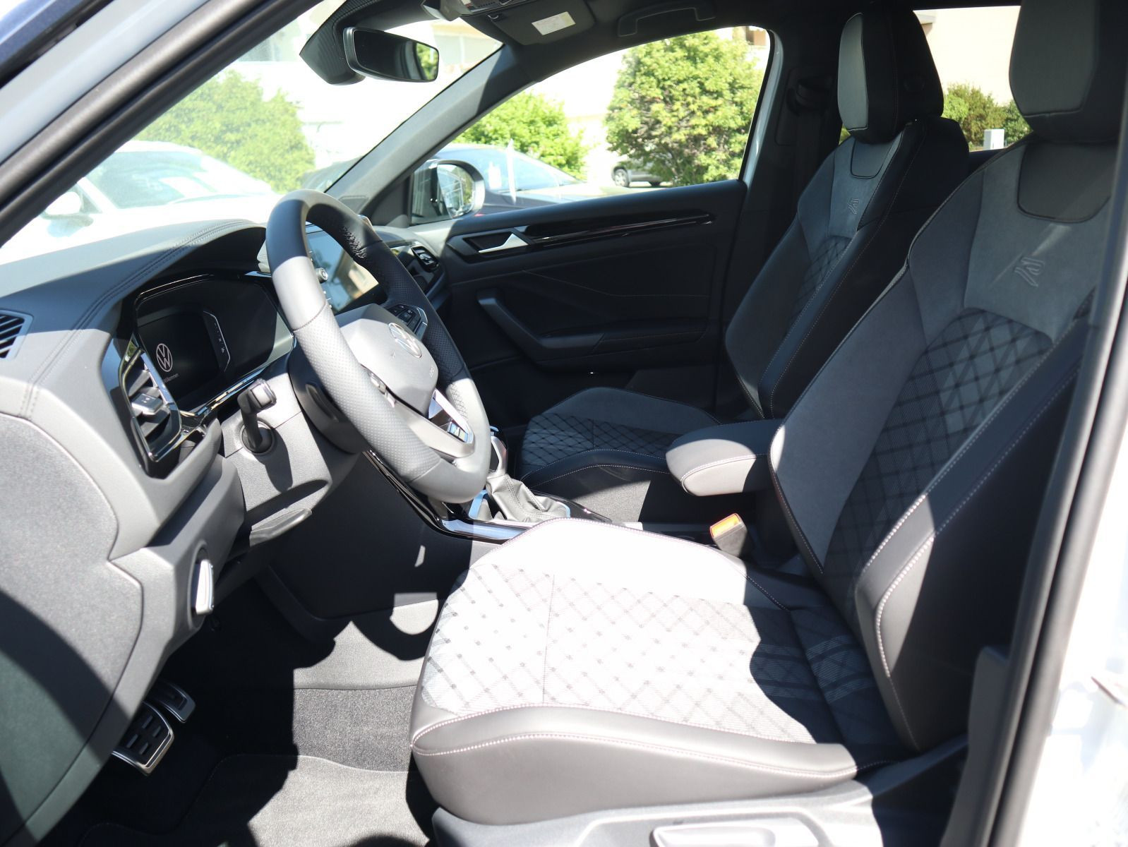 Fahrzeugabbildung Volkswagen T-Roc R-Line 1.5 TSI OPF (150 PS) DSG*AHK*WINTERRÄDER*BLACKSTYLE*19 ZOLL*