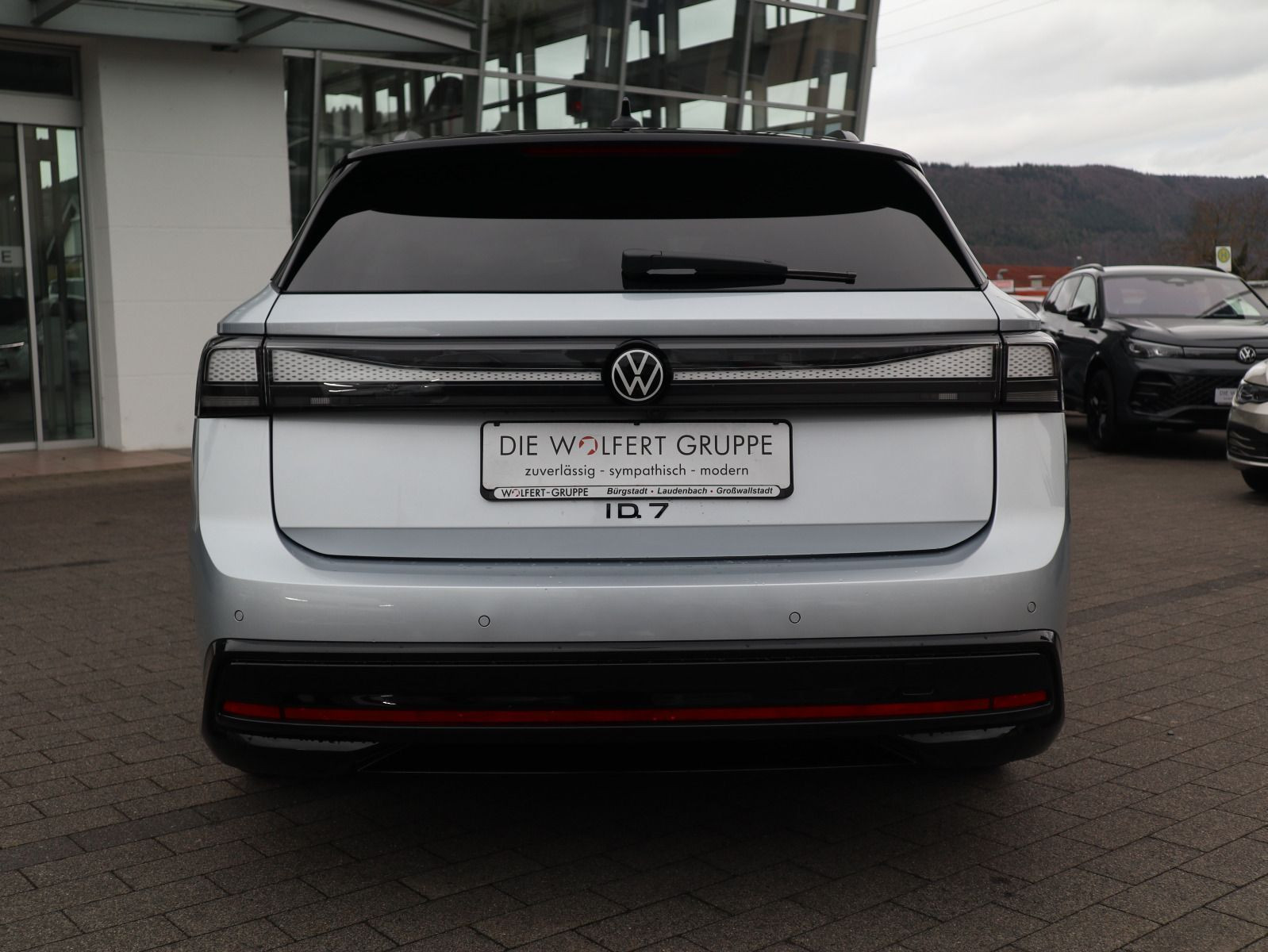 Fahrzeugabbildung Volkswagen ID.7 Tourer Pro (286 PS) 77 kWh Automatik *AHK*NAVI*WÄRMEPUMPE*GANZJAHRESREIFEN*