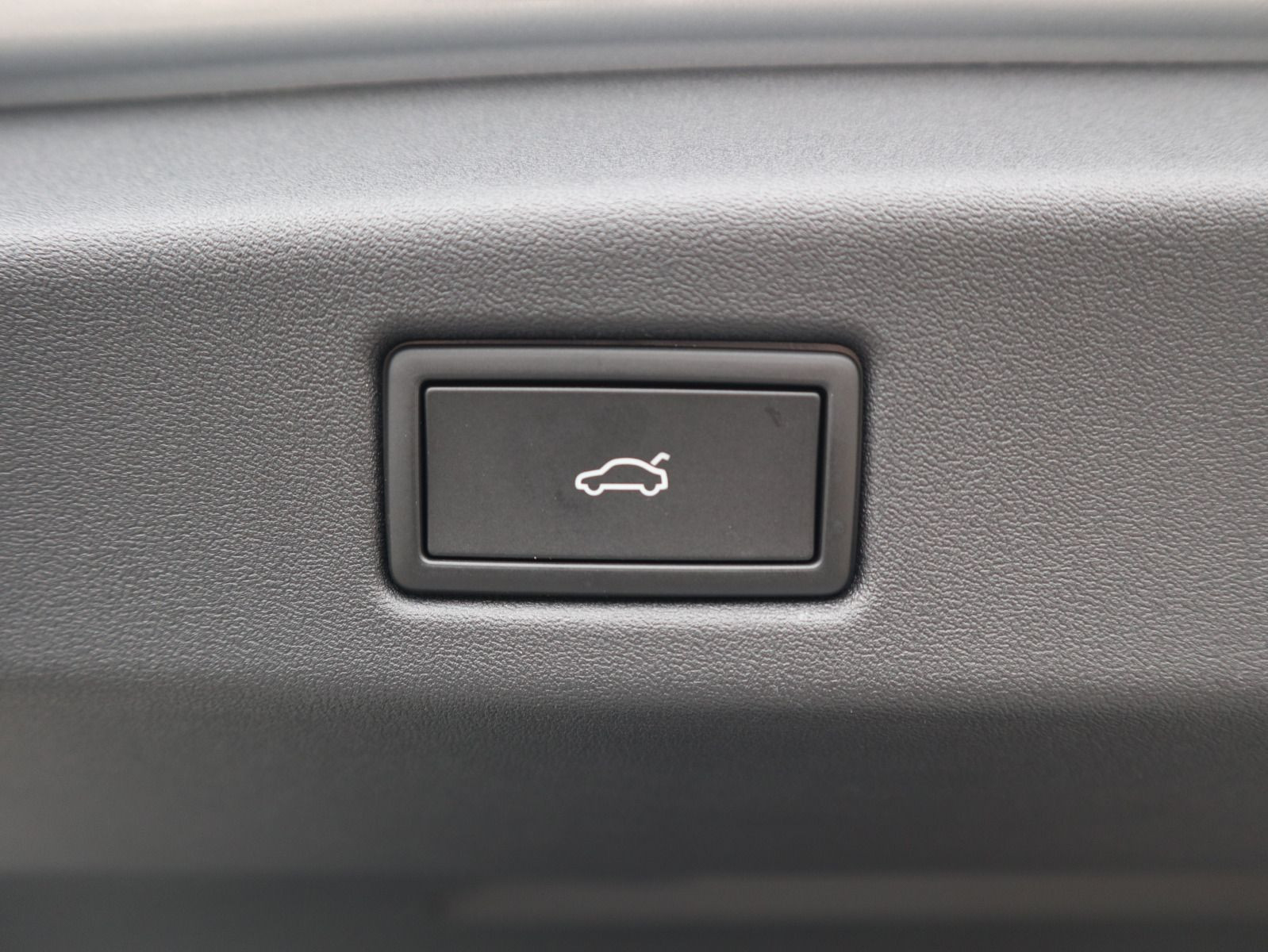 Fahrzeugabbildung Volkswagen ID.7 Tourer Pro (286 PS) 77 kWh Automatik *AHK*NAVI*WÄRMEPUMPE*GANZJAHRESREIFEN*