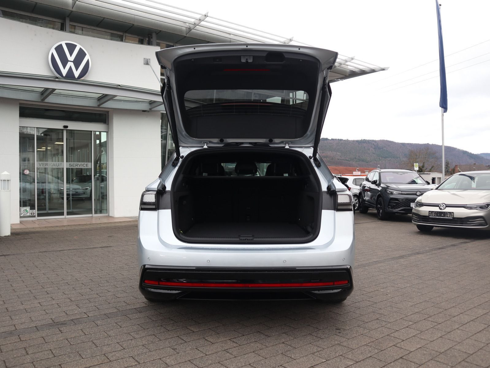 Fahrzeugabbildung Volkswagen ID.7 Tourer Pro (286 PS) 77 kWh Automatik *AHK*NAVI*WÄRMEPUMPE*GANZJAHRESREIFEN*