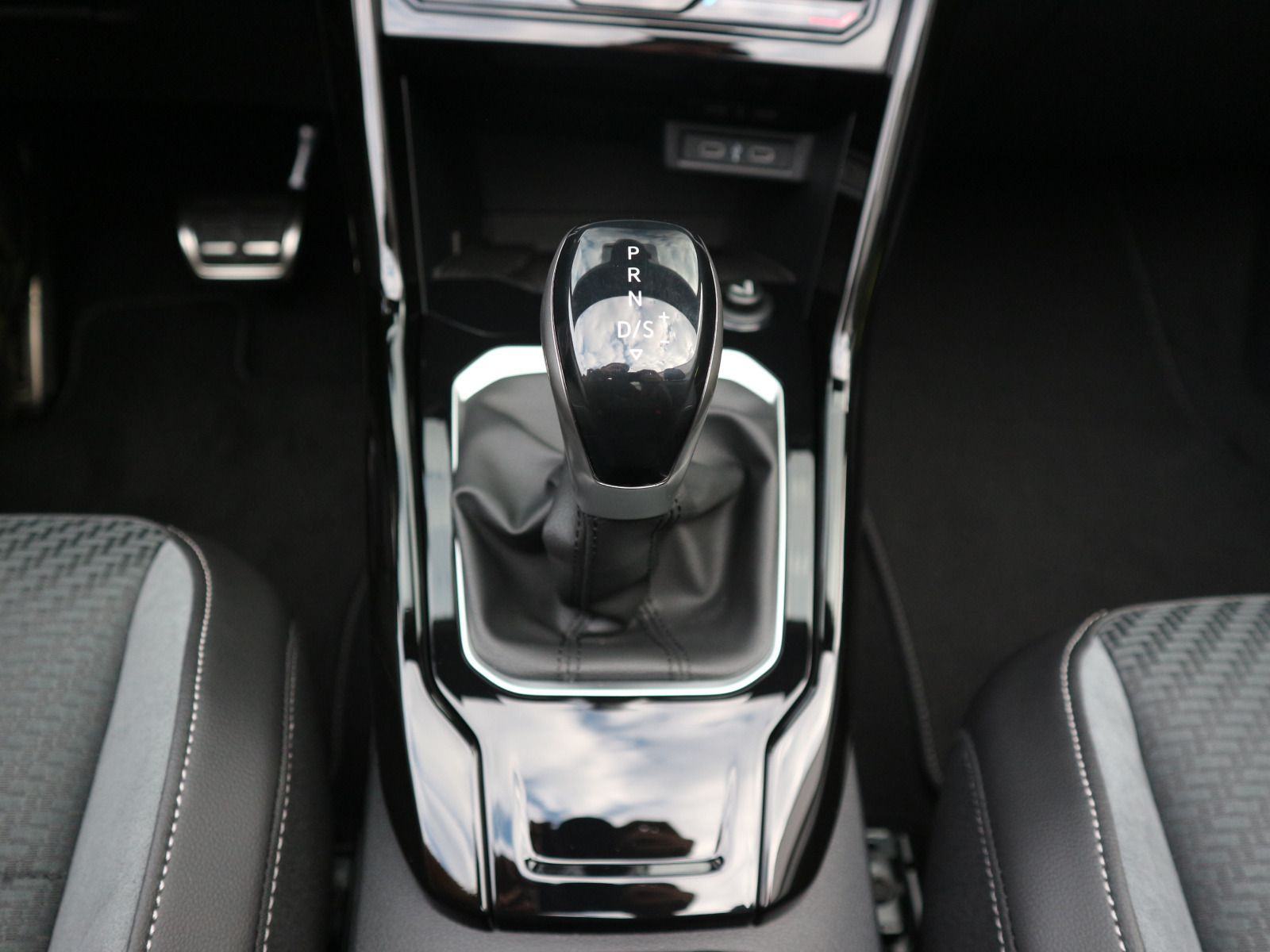 Fahrzeugabbildung Volkswagen T-Roc Cabriolet R-Line 1.5 TSI OPF (150 PS) DSG *AHK*NAVI*BLACKSTYLE*19 ZOLL*