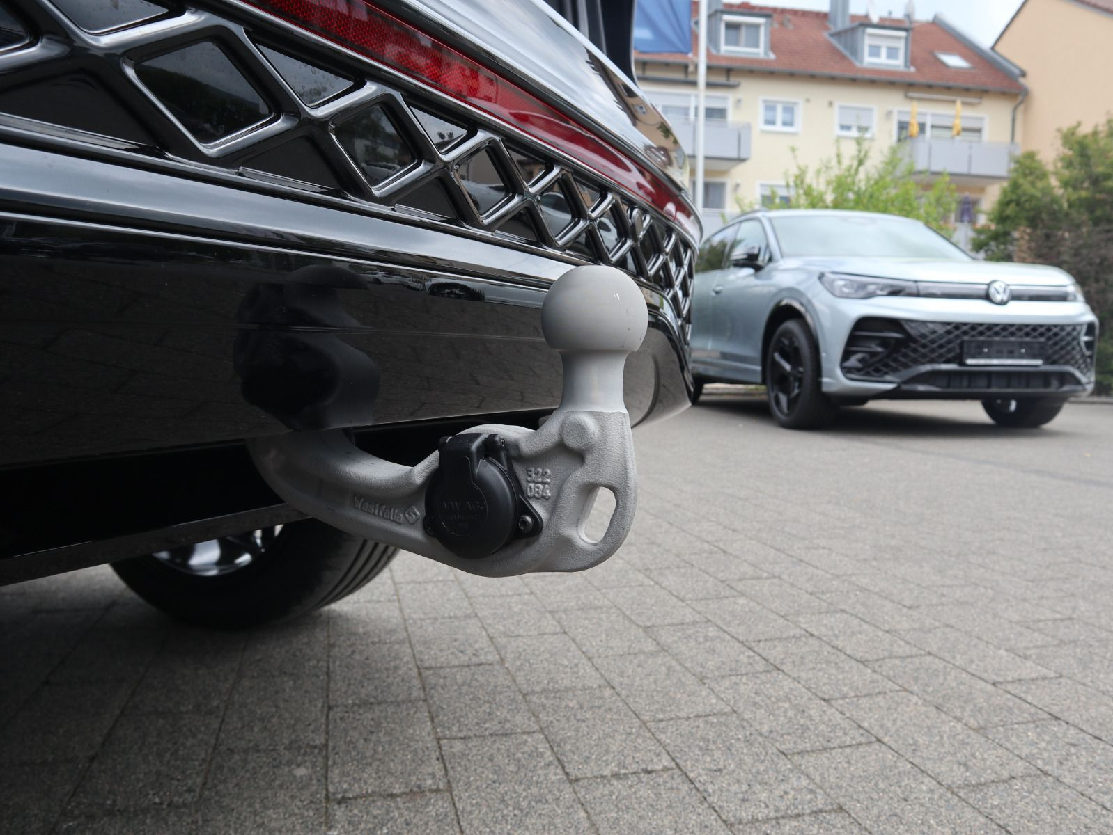 Fahrzeugabbildung Volkswagen Tiguan R-Line 2,0 l TDI SCR 4MOTION (193 PS) DSG*WINTERRÄDER*AHK*STHZG*