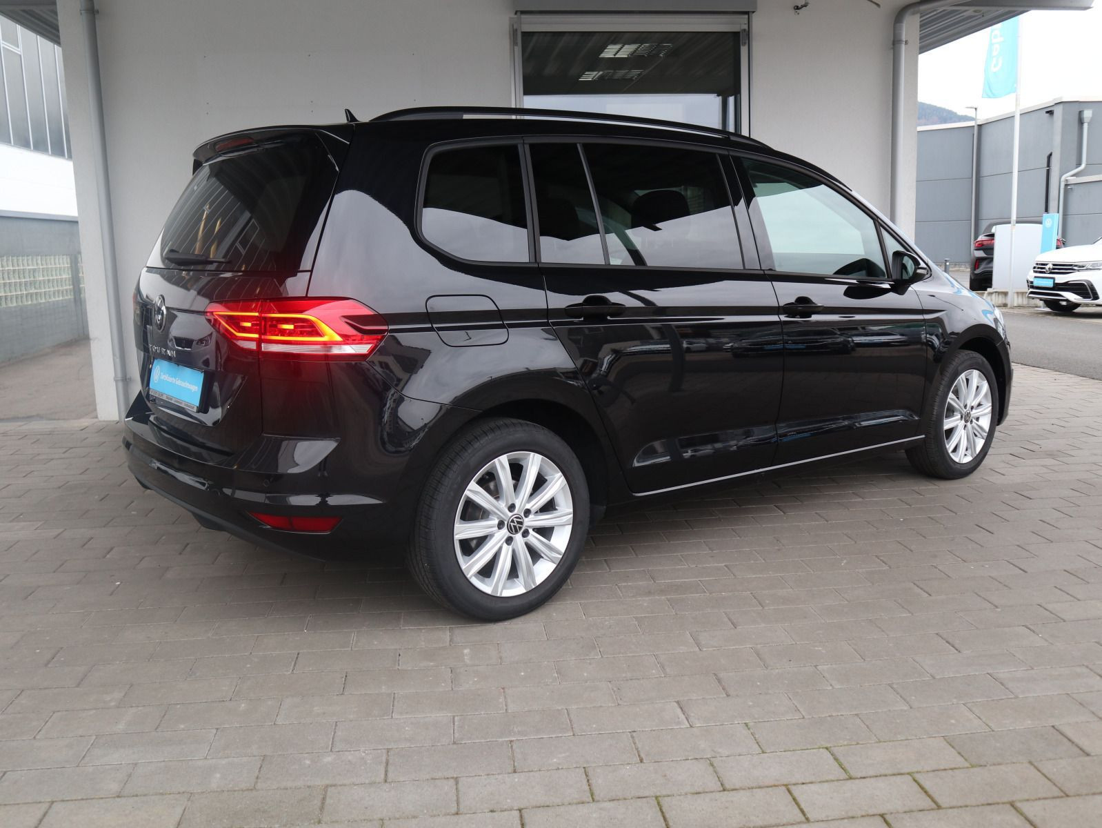 Fahrzeugabbildung Volkswagen Touran Highline 1.5 TSI DSG AHK PANO RFK 7-SITZE