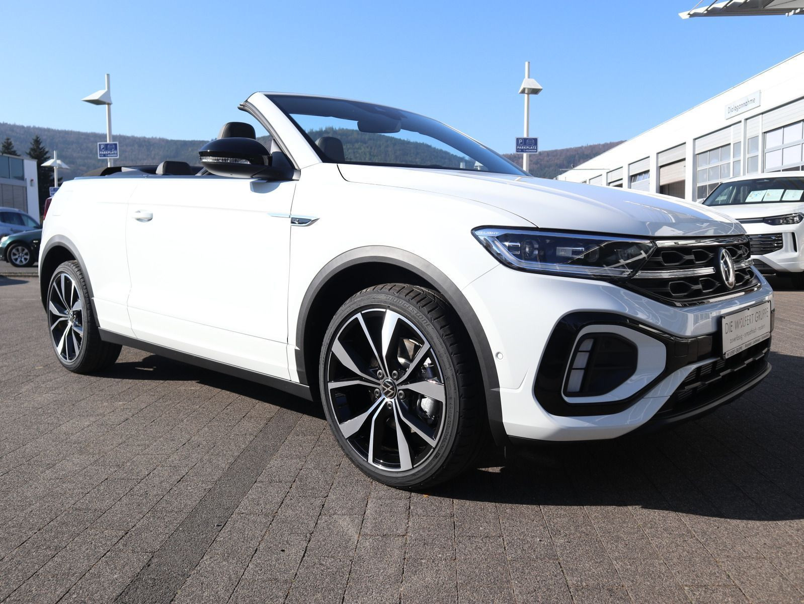 Fahrzeugabbildung Volkswagen T-Roc Cabriolet R-Line 1.5 l TSI OPF (150 PS) DSG*WINTERRÄDER*BLACKSTYLE*IQ-LIGHT*
