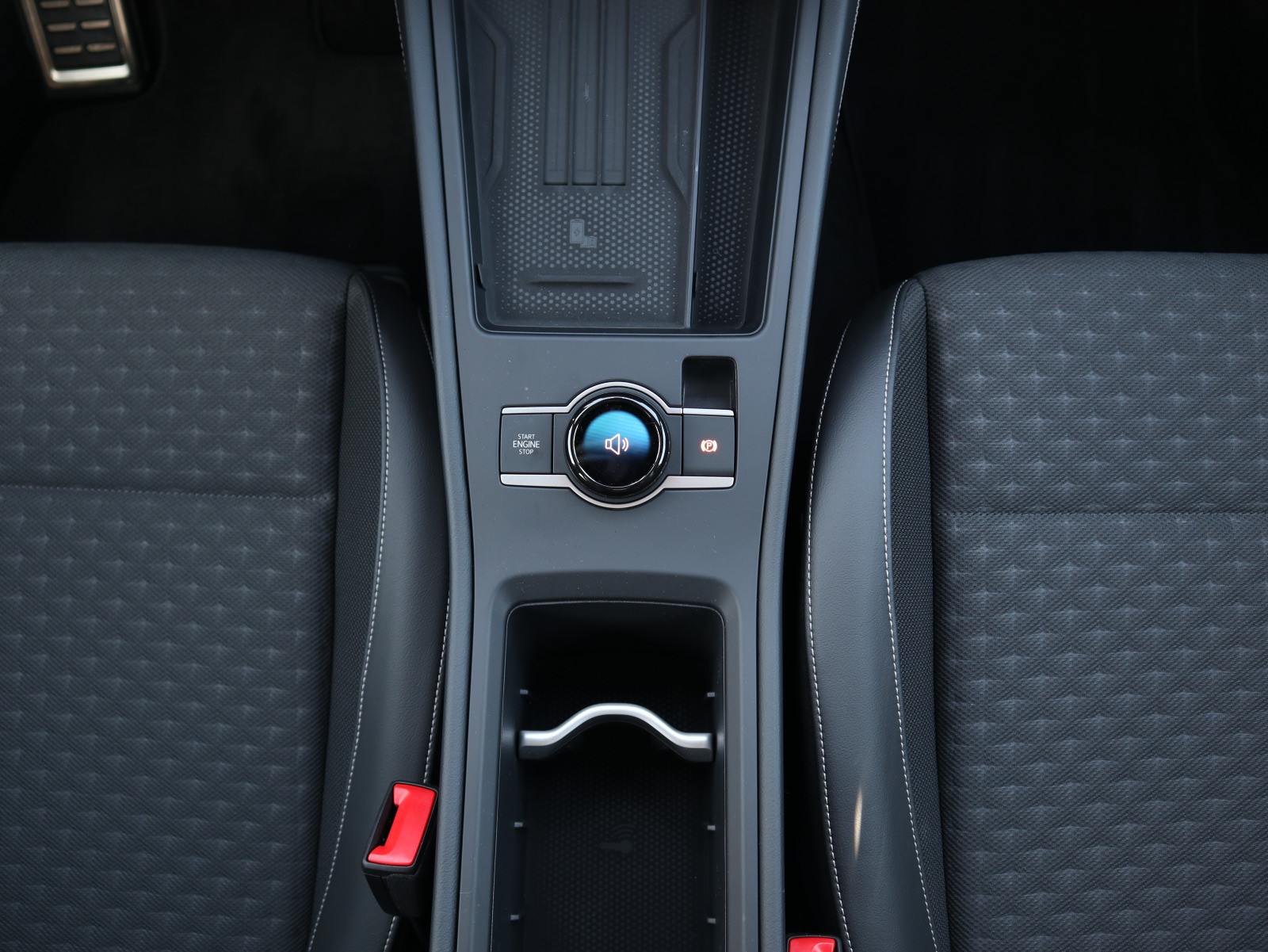 Fahrzeugabbildung Volkswagen T-Roc R-Line 1.5 eTSI OPF (150 PS) DSG *BLACKSTYLE*WINTERRÄDER*NEUES MODELL!*