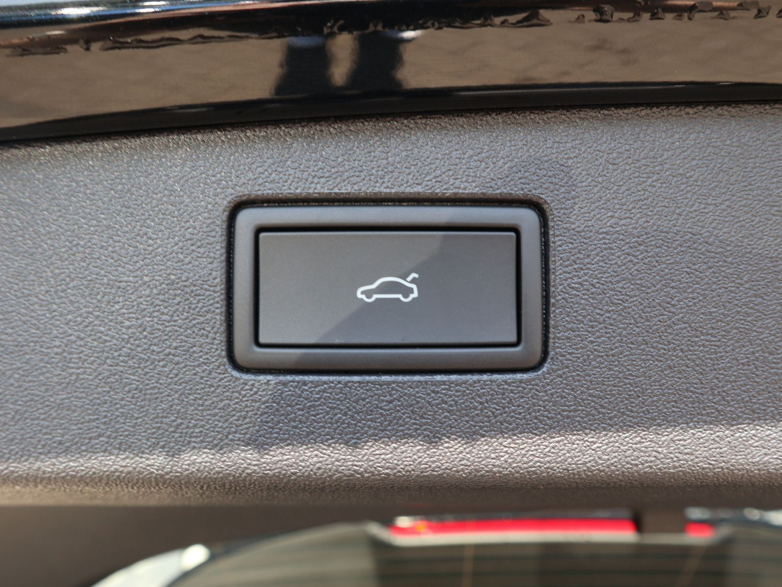 Fahrzeugabbildung Volkswagen Tiguan R-Line 1,5 eTSI OPF (150 PS) DSG *LEDER*NAVI*WINTERRÄDER*