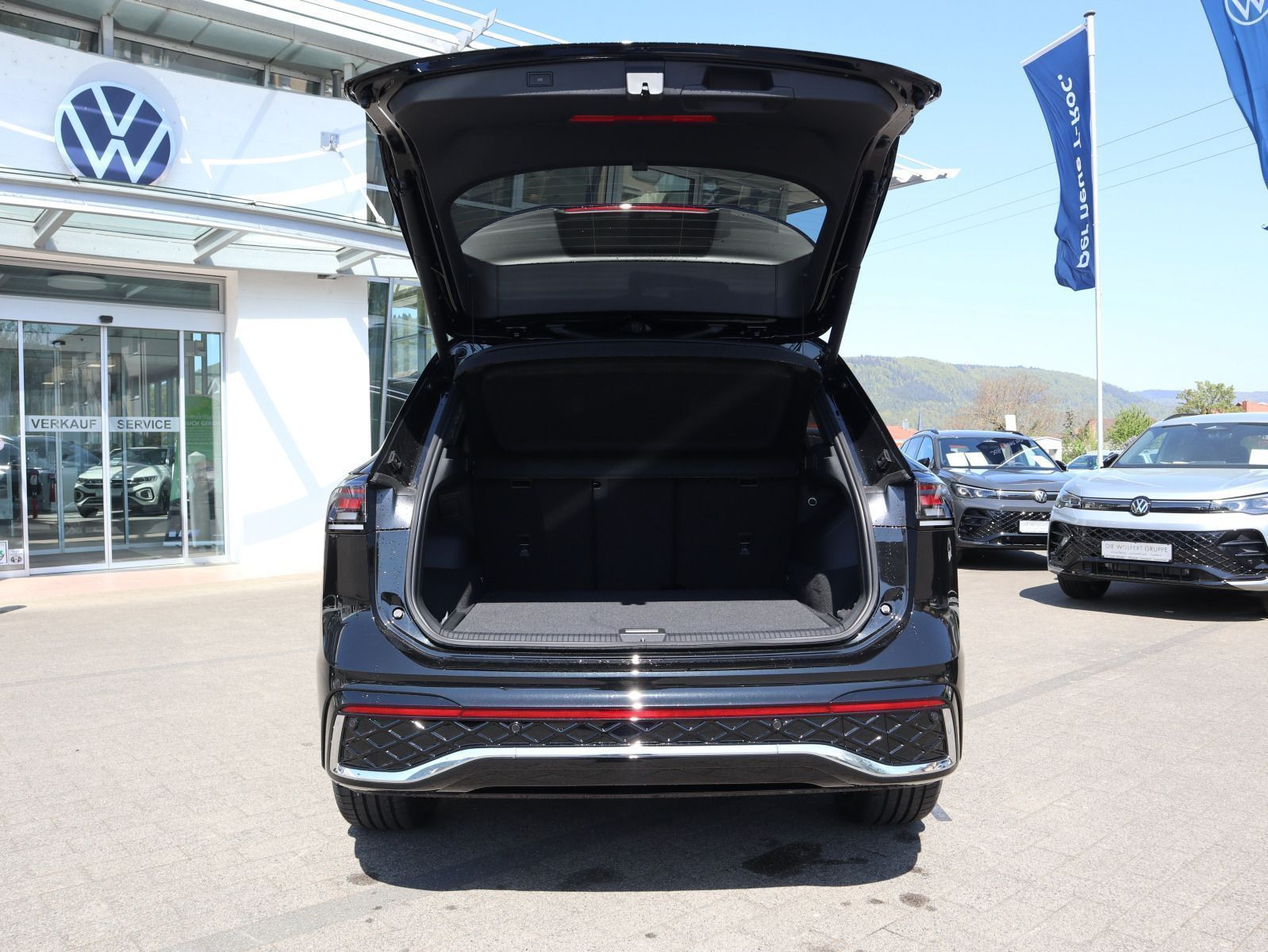 Fahrzeugabbildung Volkswagen Tiguan R-Line 1,5 eTSI OPF (150 PS) DSG *LEDER*NAVI*WINTERRÄDER*