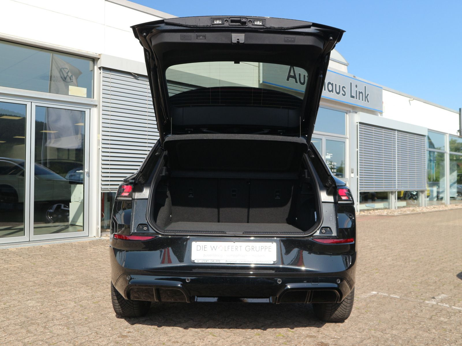 Fahrzeugabbildung Volkswagen T-Roc R-Line 1.5 l eTSI DSG AHK KEYLESS IQ.LIGHT ALLWETTER