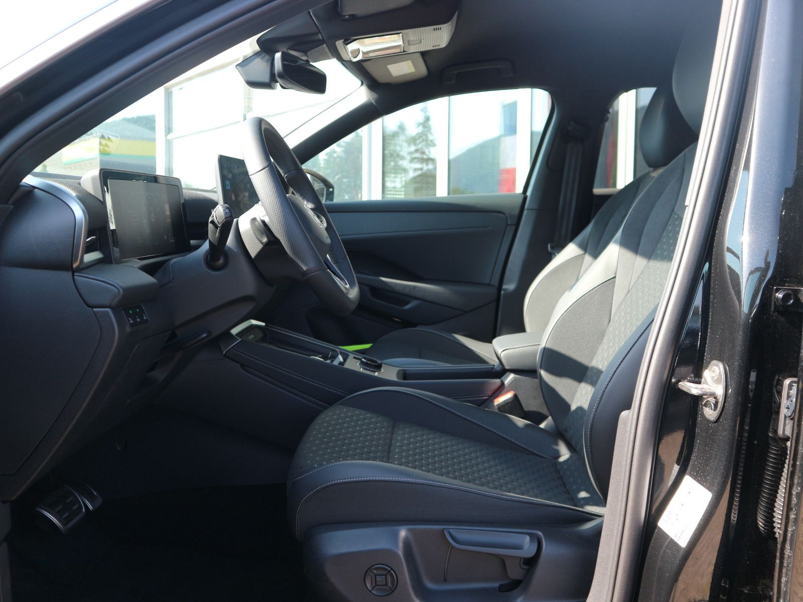 Fahrzeugabbildung Volkswagen T-Roc R-Line 1.5 l eTSI DSG AHK KEYLESS IQ.LIGHT ALLWETTER