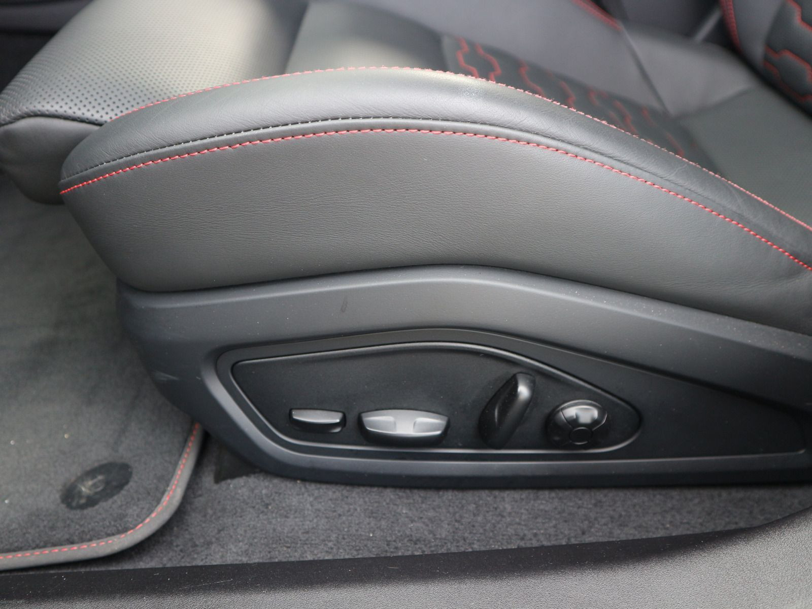 Fahrzeugabbildung Audi RS e-tron GT 0,5%*MATRIX*B&O*CARPLAY*ACC