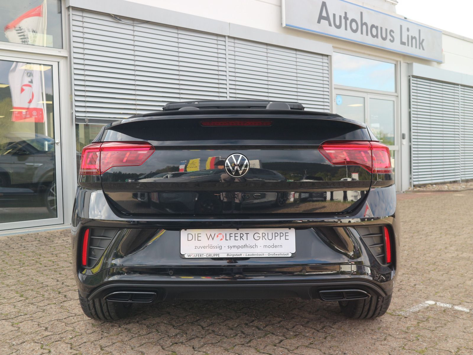 Fahrzeugabbildung Volkswagen T-Roc Cabriolet R-Line 1.5 TSI OPF (150 PS) DSG *AHK*NAVI*BLACKSTYLE*19 ZOLL*