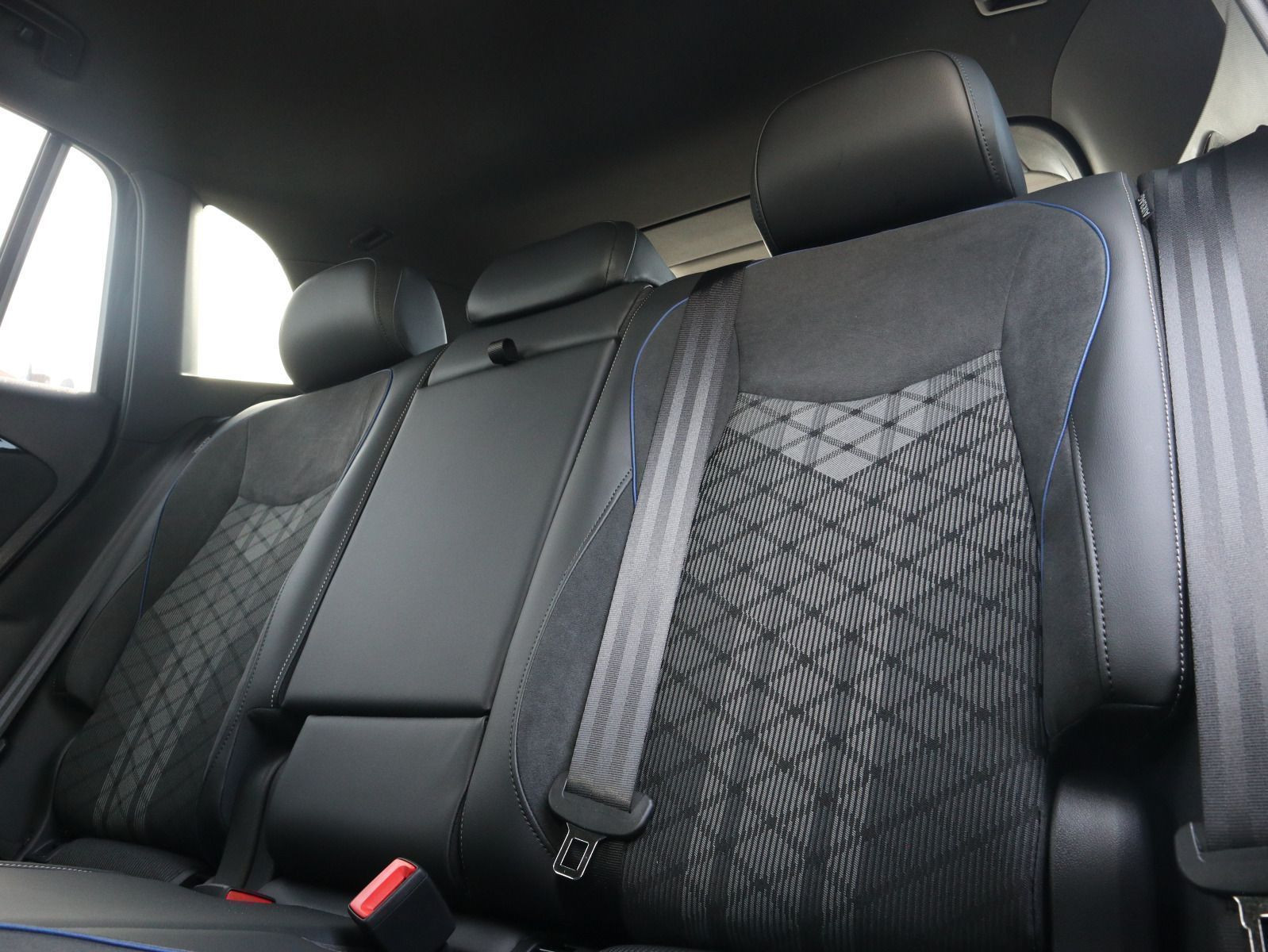 Fahrzeugabbildung Volkswagen Tiguan R-Line 2,0 l TDI SCR 4MOTION (193 PS) DSG*WINTERRÄDER*AHK*STHZG*