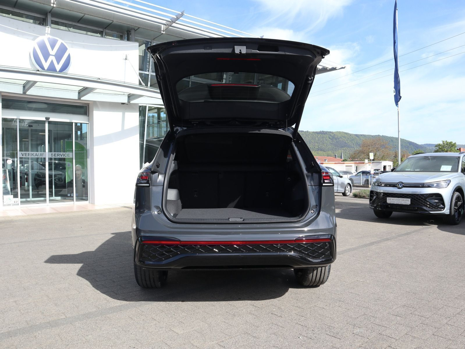 Fahrzeugabbildung Volkswagen Tiguan R-Line 2,0 l TDI SCR 4MOTION (193 PS) DSG*WINTERRÄDER*AHK*STHZG*